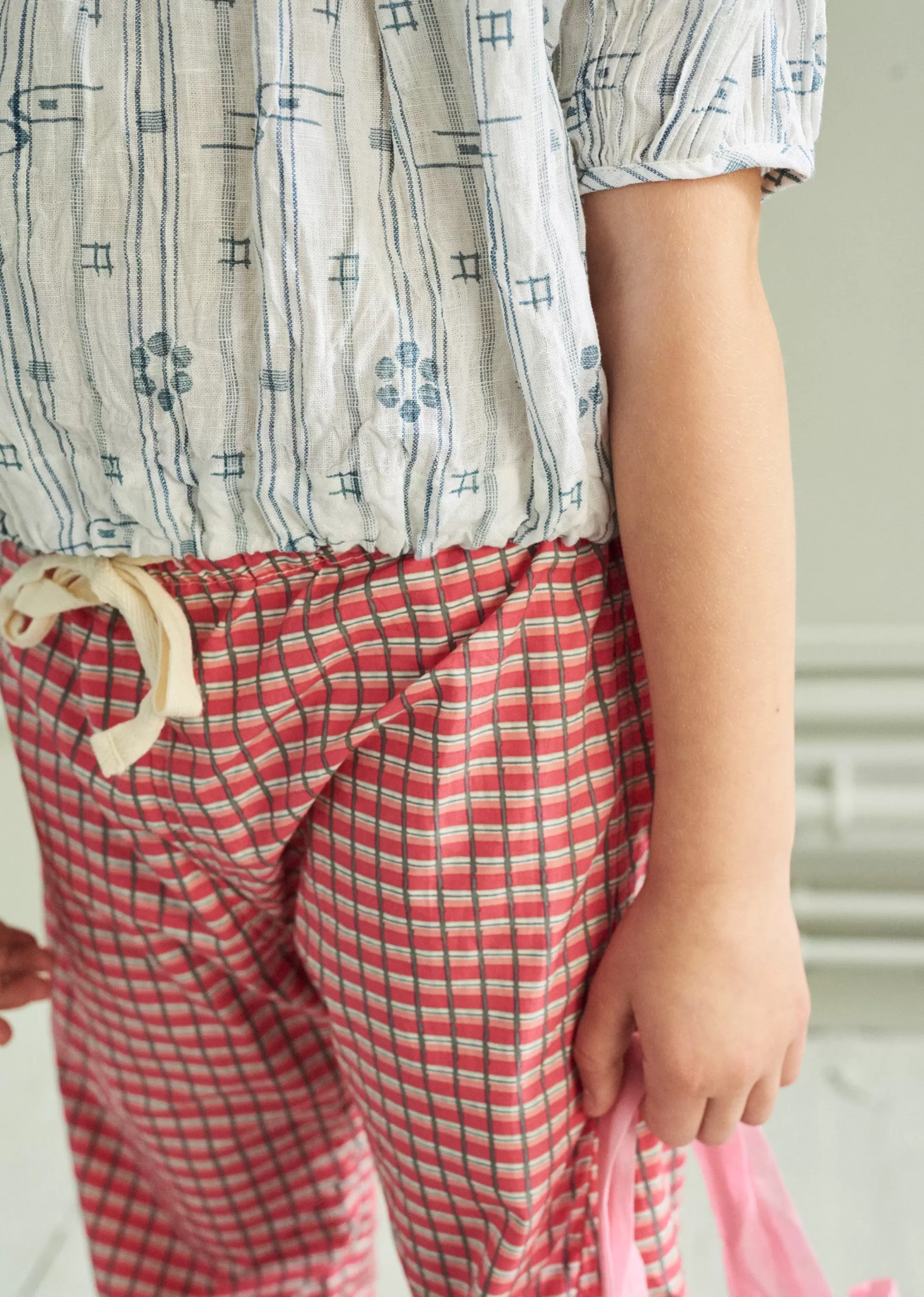 Camicia Queenspark di CARAMEL - Azzurro Nebbiolo con Detagli Femminili