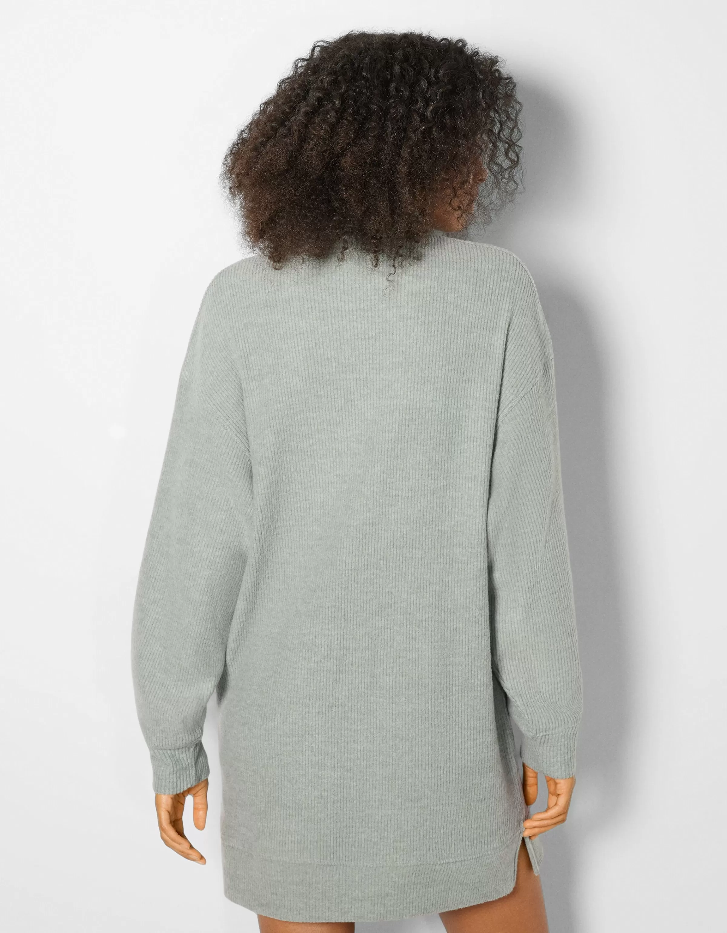 BERSHKA | Abito elegante in morbido tessuto con manica lunga - Linea corta color sabbia, perfetto per look urbani