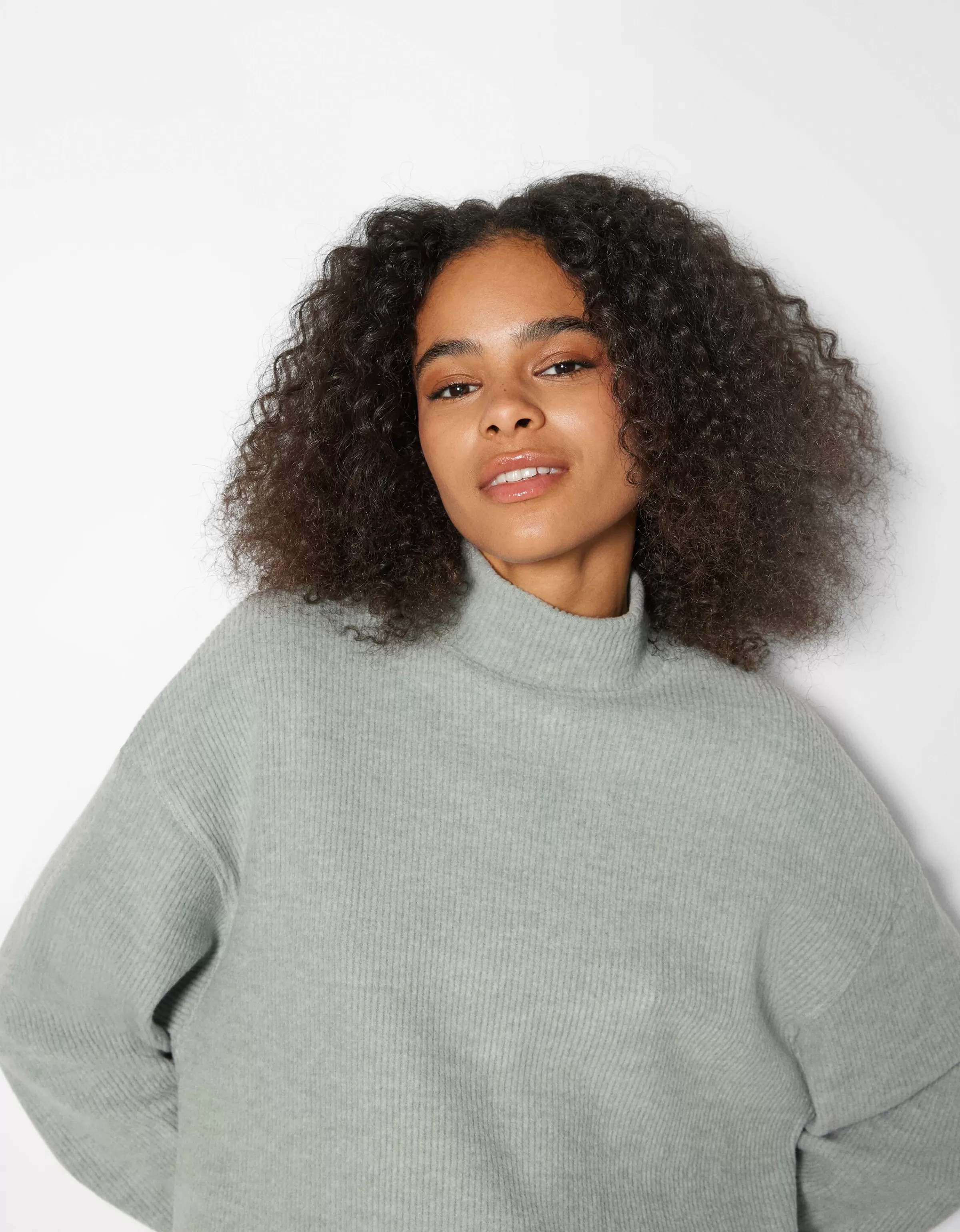 BERSHKA | Abito elegante in morbido tessuto con manica lunga - Linea corta color sabbia, perfetto per look urbani