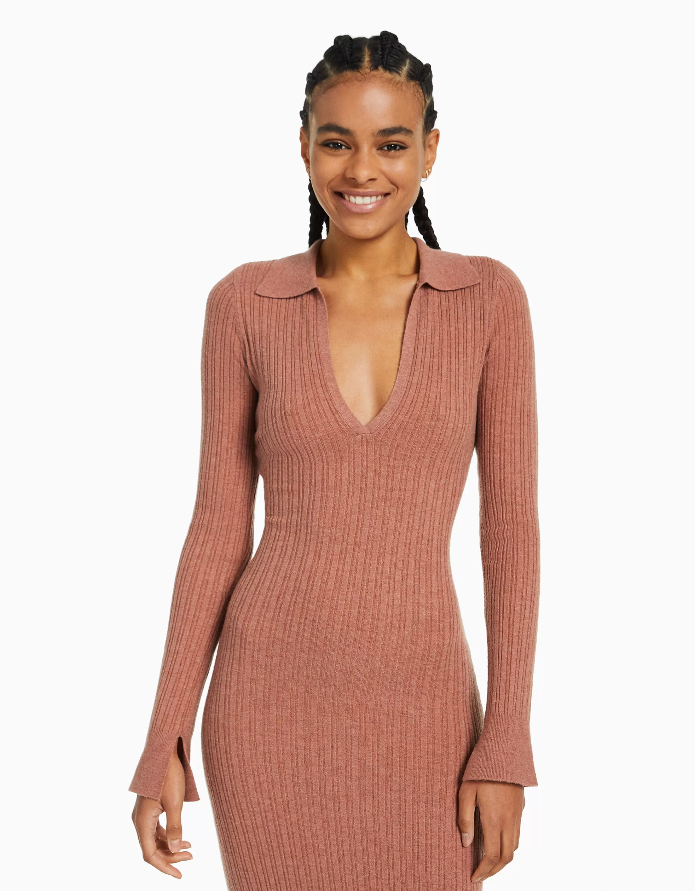 BERSHKA - Abito Lungo con Colletto Polo in Maglia Morbida, Colore Sabbia