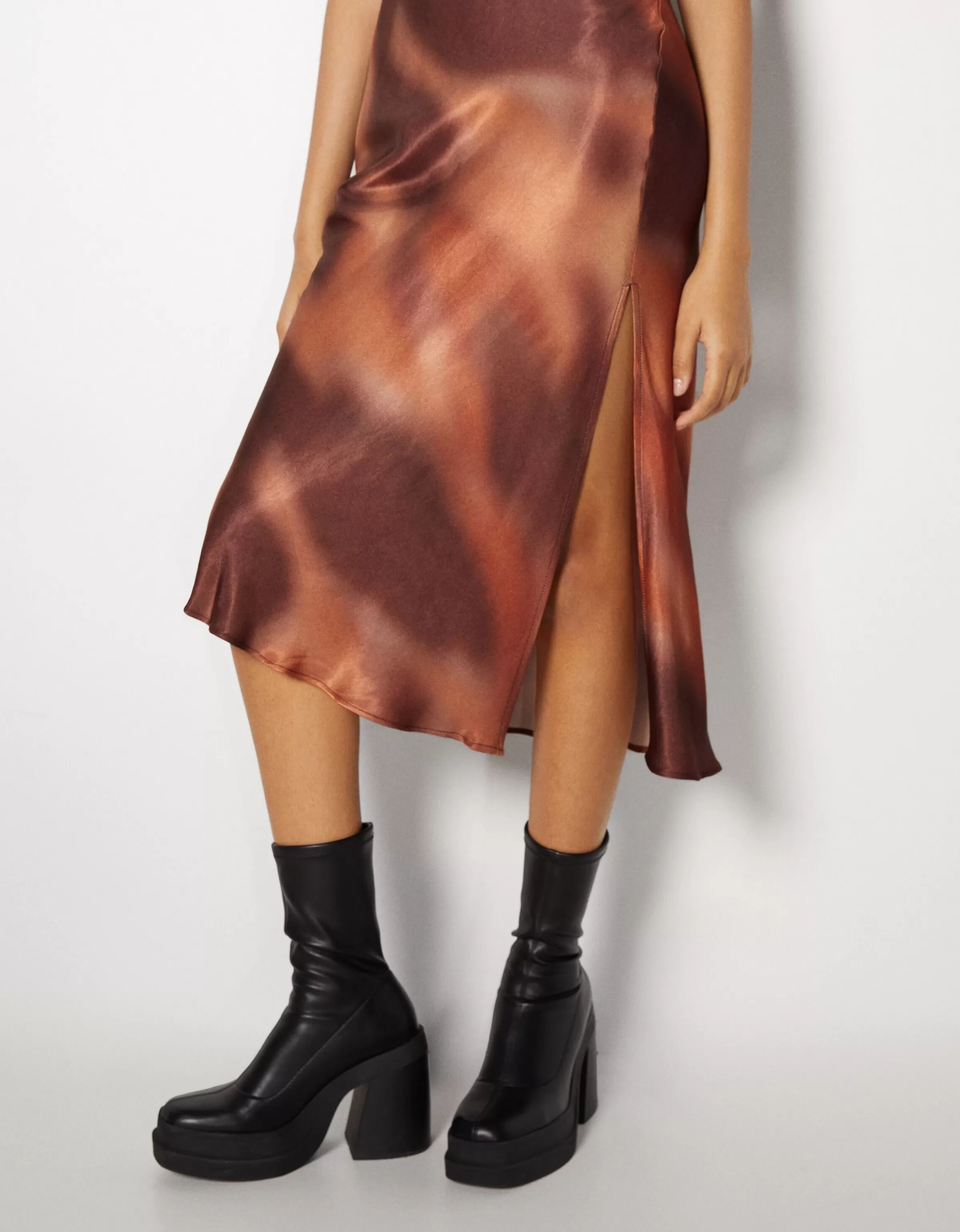 Abito midi in raso Bershka con spalline regolabili - Nero elegante per serate glamour