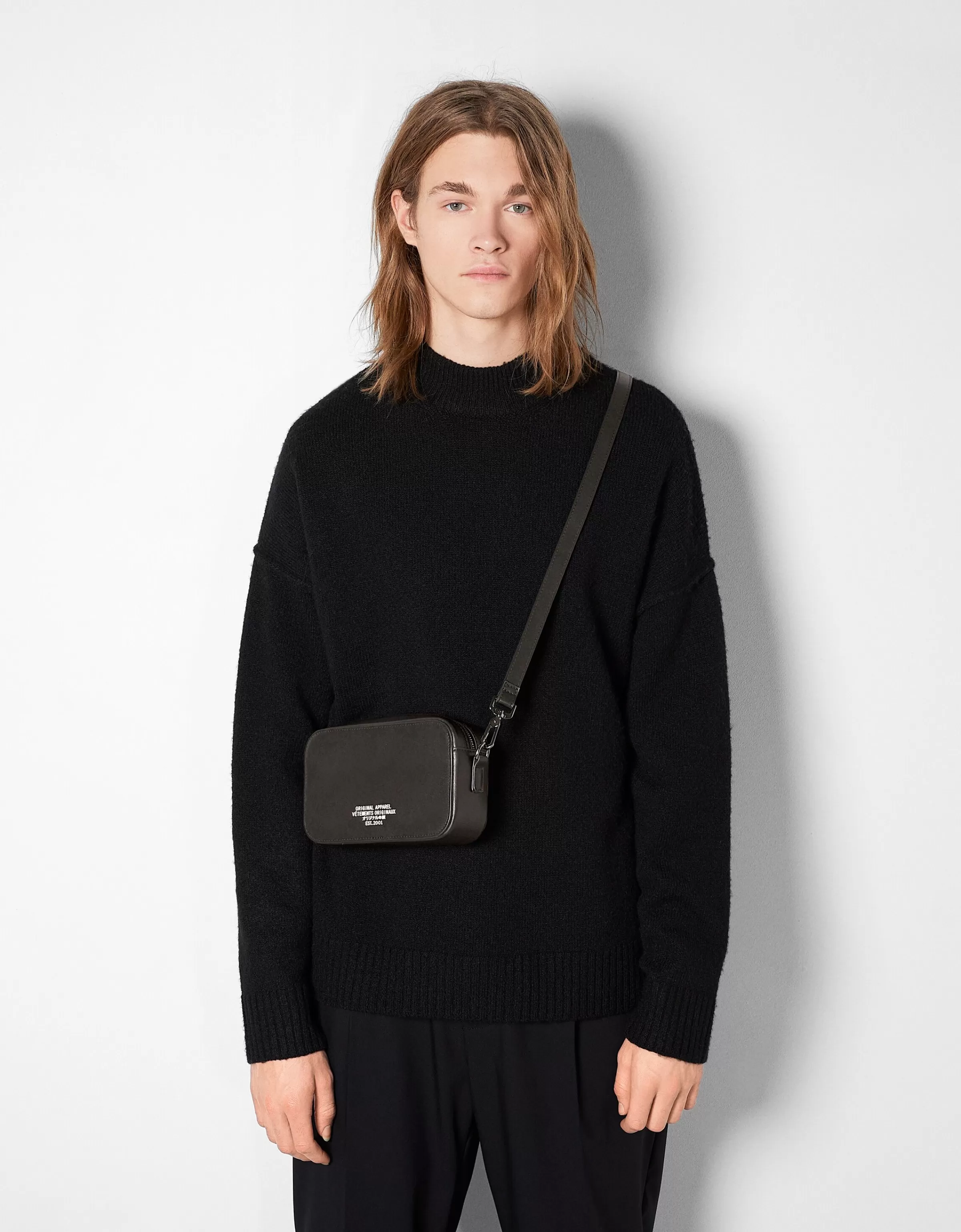 Borsa a tracolla Bershka nera con design strutturato - Stile essenziale per il quotidiano

Bershka Tracolla Rigida Nero - Iconica borsa da giorno con chiusura a clip

Borsetta Bershka in Nero Strutturato - Tracolla regolabile con design minimalista, perfetta per look urbani