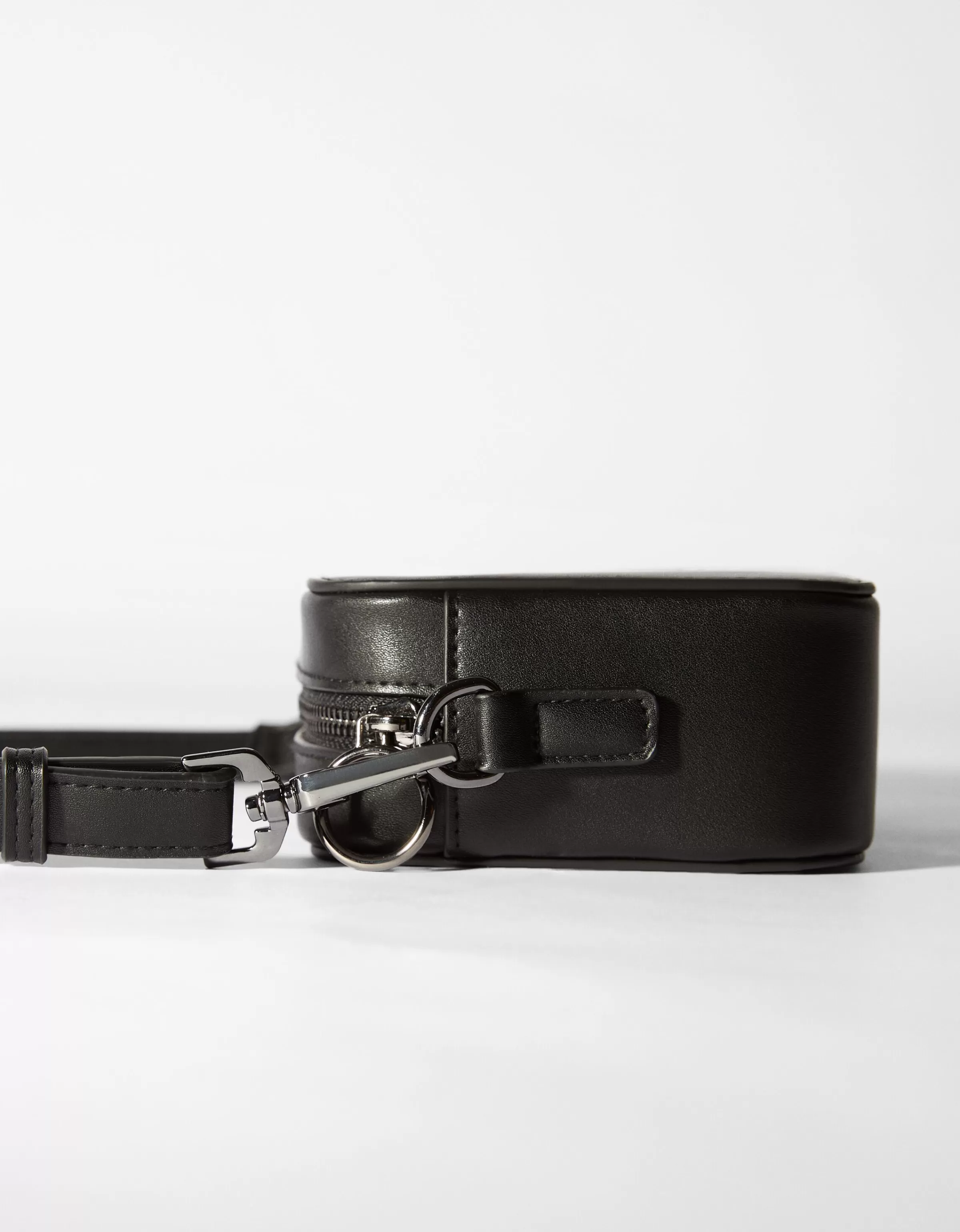 Borsa a tracolla Bershka nera con design strutturato - Stile essenziale per il quotidiano

Bershka Tracolla Rigida Nero - Iconica borsa da giorno con chiusura a clip

Borsetta Bershka in Nero Strutturato - Tracolla regolabile con design minimalista, perfetta per look urbani