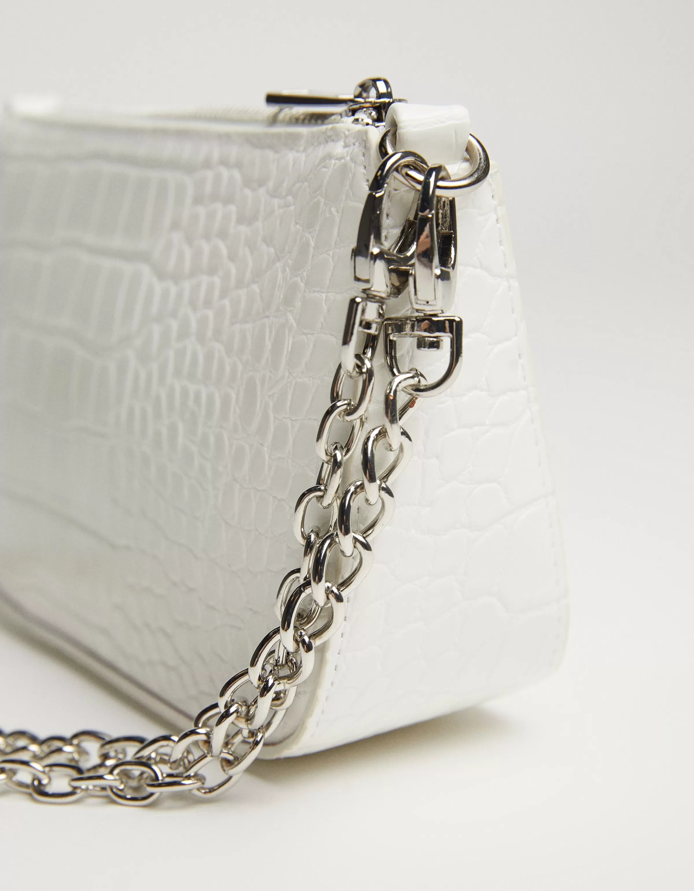 BERSHKA Borsa elegante con tracolla a catena - Bianco effetto coccodrillo e dettagli dorati