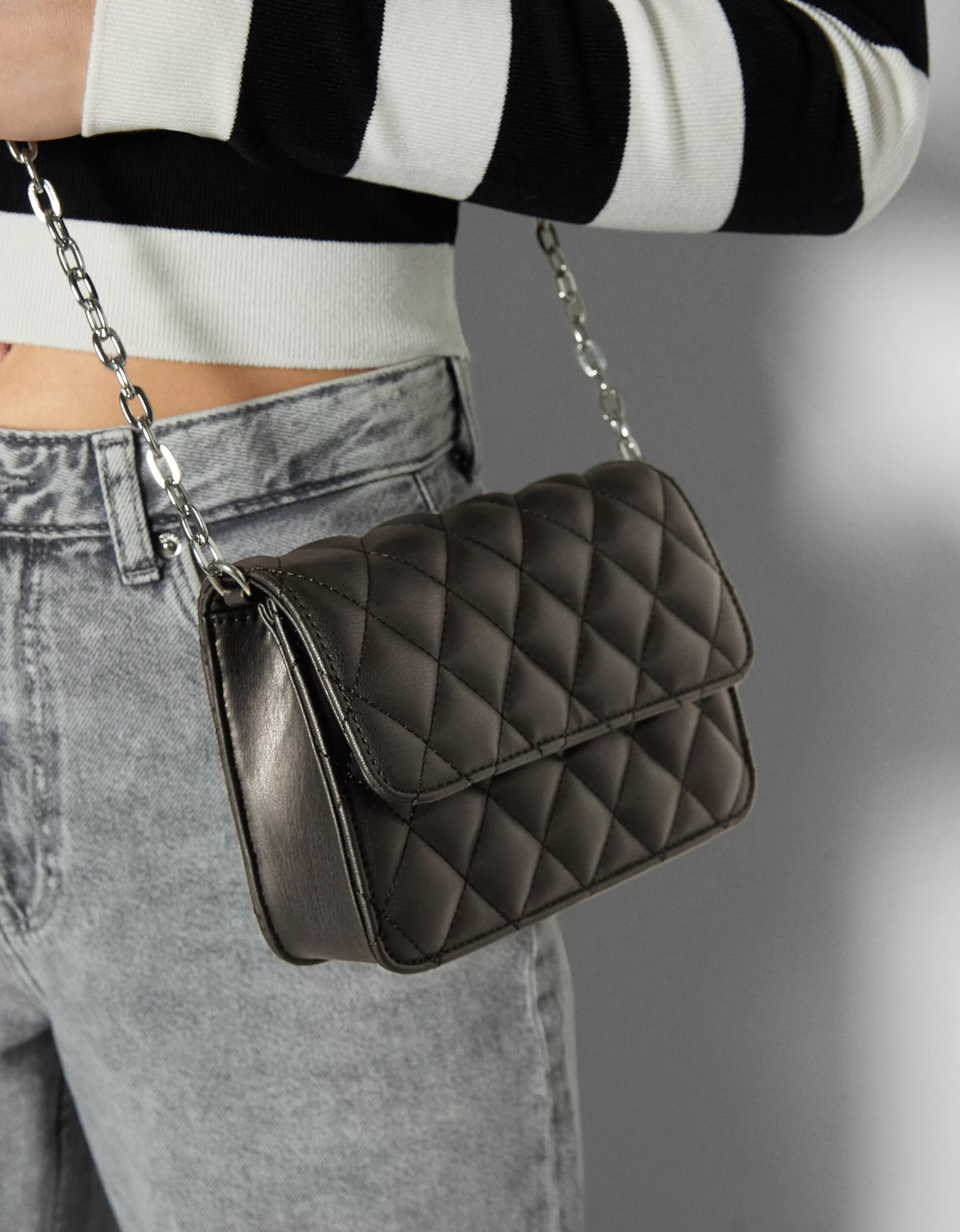 Borsa Bershka in tessuto trapuntato con maniglia a catena - Bianco puro per un look minimal chic