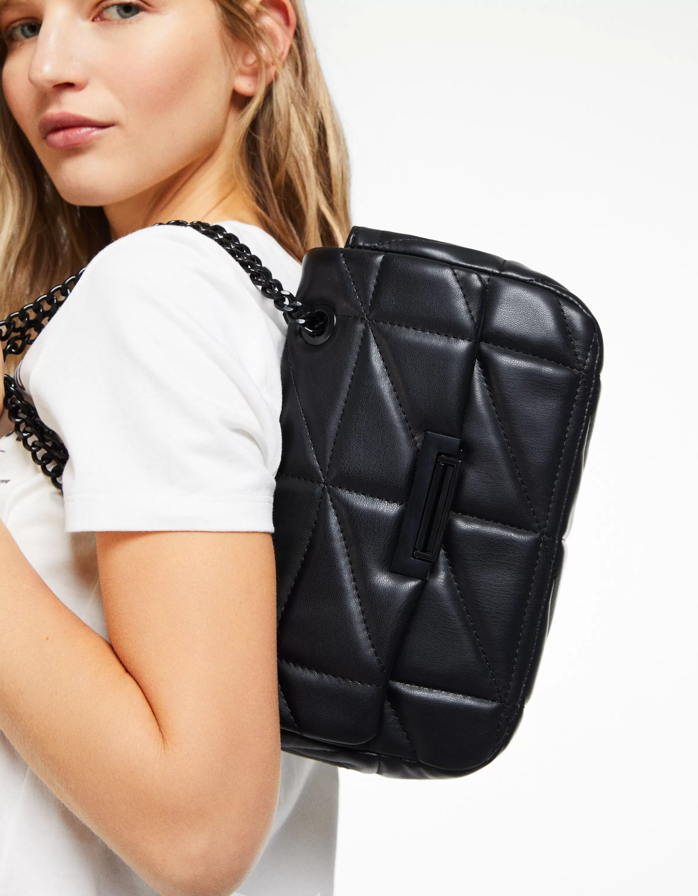 Borsa trapuntata BERSHKA con dettaglio catena - Nero, modello cult tra i preferiti
