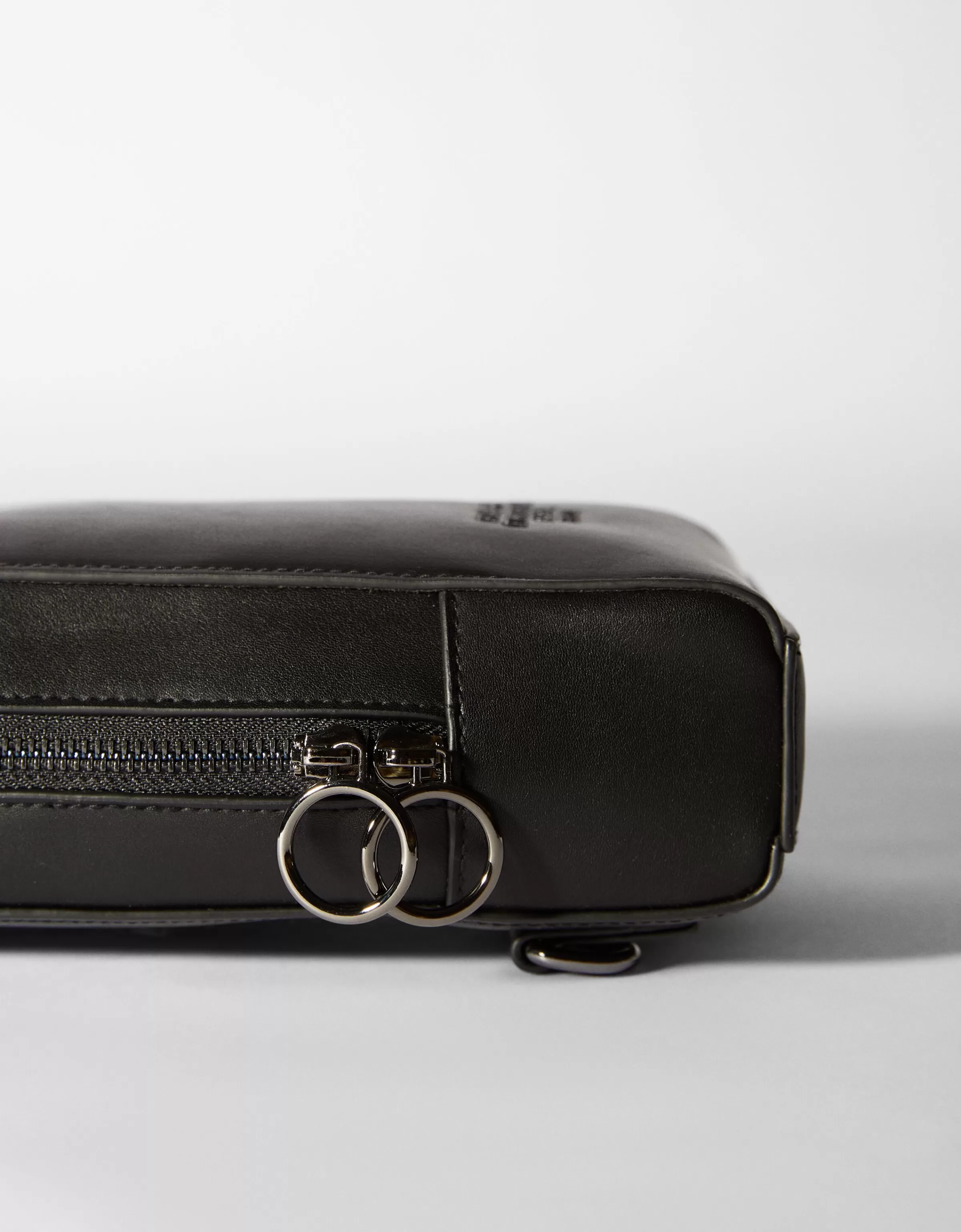 BERSHKA Borsa a tracolla nera - Stile urbano per il quotidiano, pratica e versatile con design moderno. Ideale per look casual eleganti.