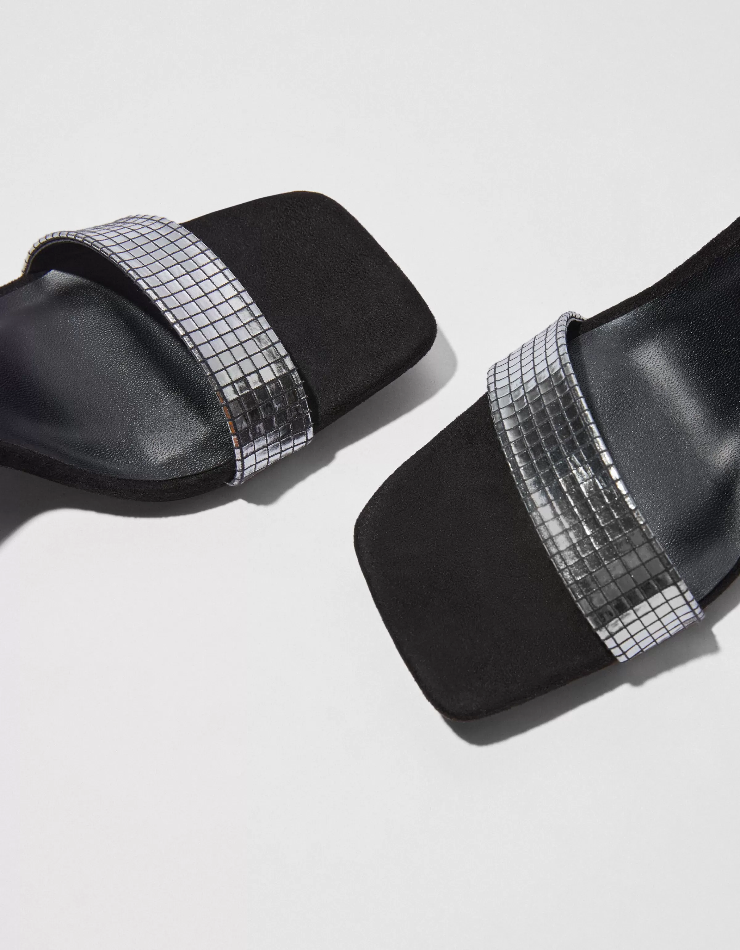 Sandali Eleganti con Tacco Metallizzato e Fibbia alla Caviglia per Serate Indimenticabili - Nero Bershka
