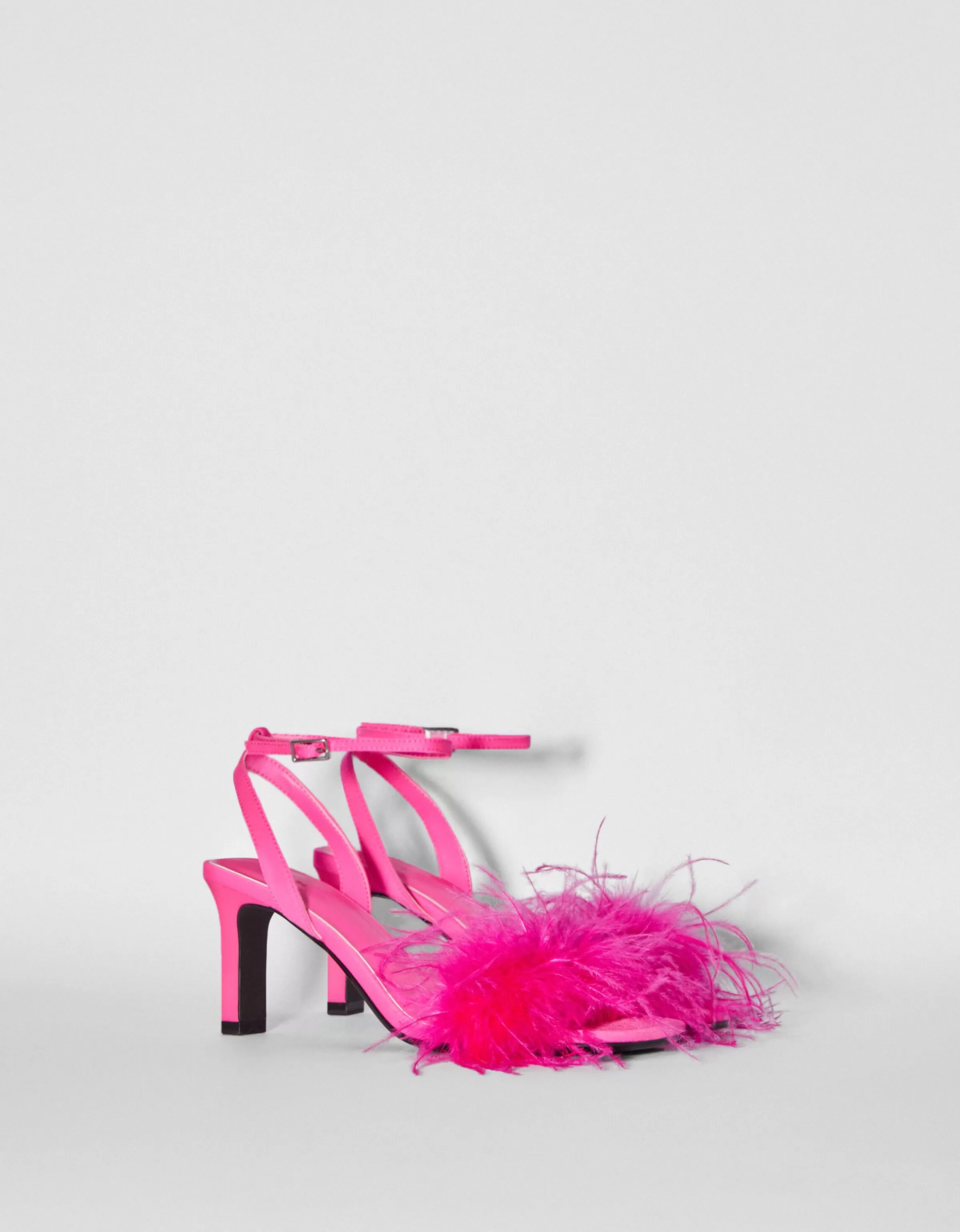 BERSHKA - Sandali a Tacco con Decorazioni Piumate in Fucsia acceso, Perfetti per Serate Indimenticabili