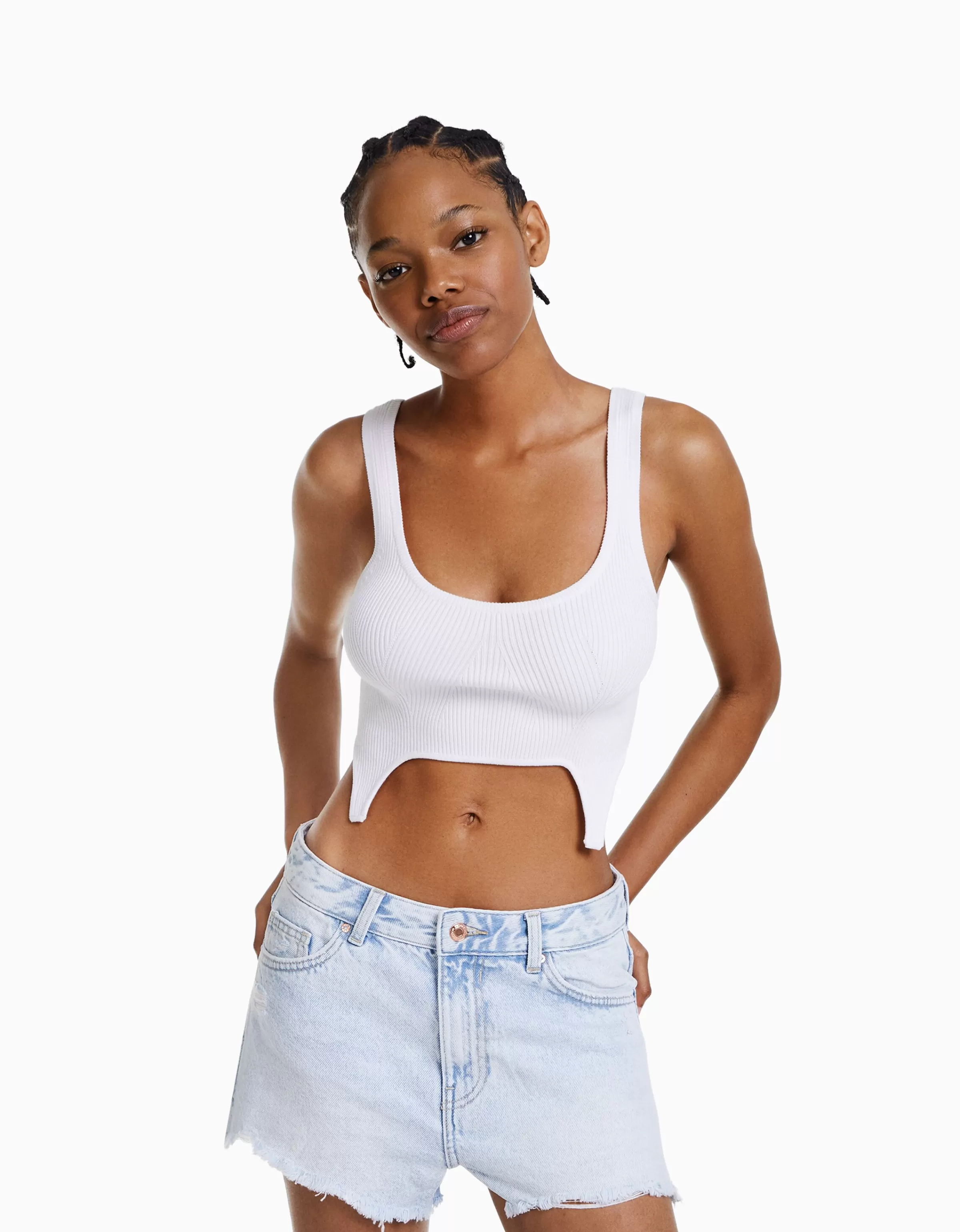 Bershka Bermuda jeans strappati in tonalità azzurro chiaro - Taglio vintage con dettagli vissuti per uno stile urban casual