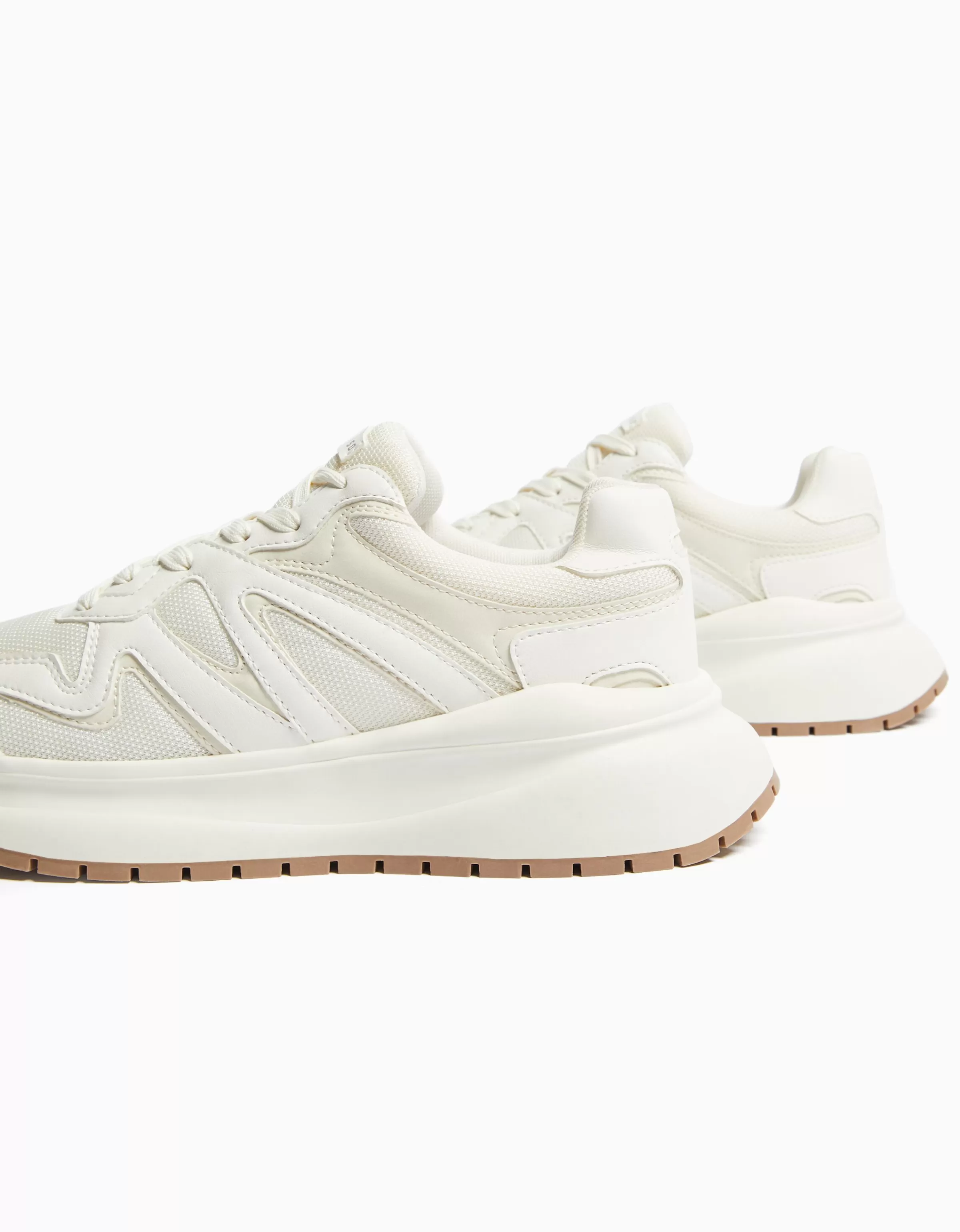 BERSHKA | Scarpe sportive uomo in bianco tra i più venduti - suola extra spessa e dettaglio in rete per comfort e stile