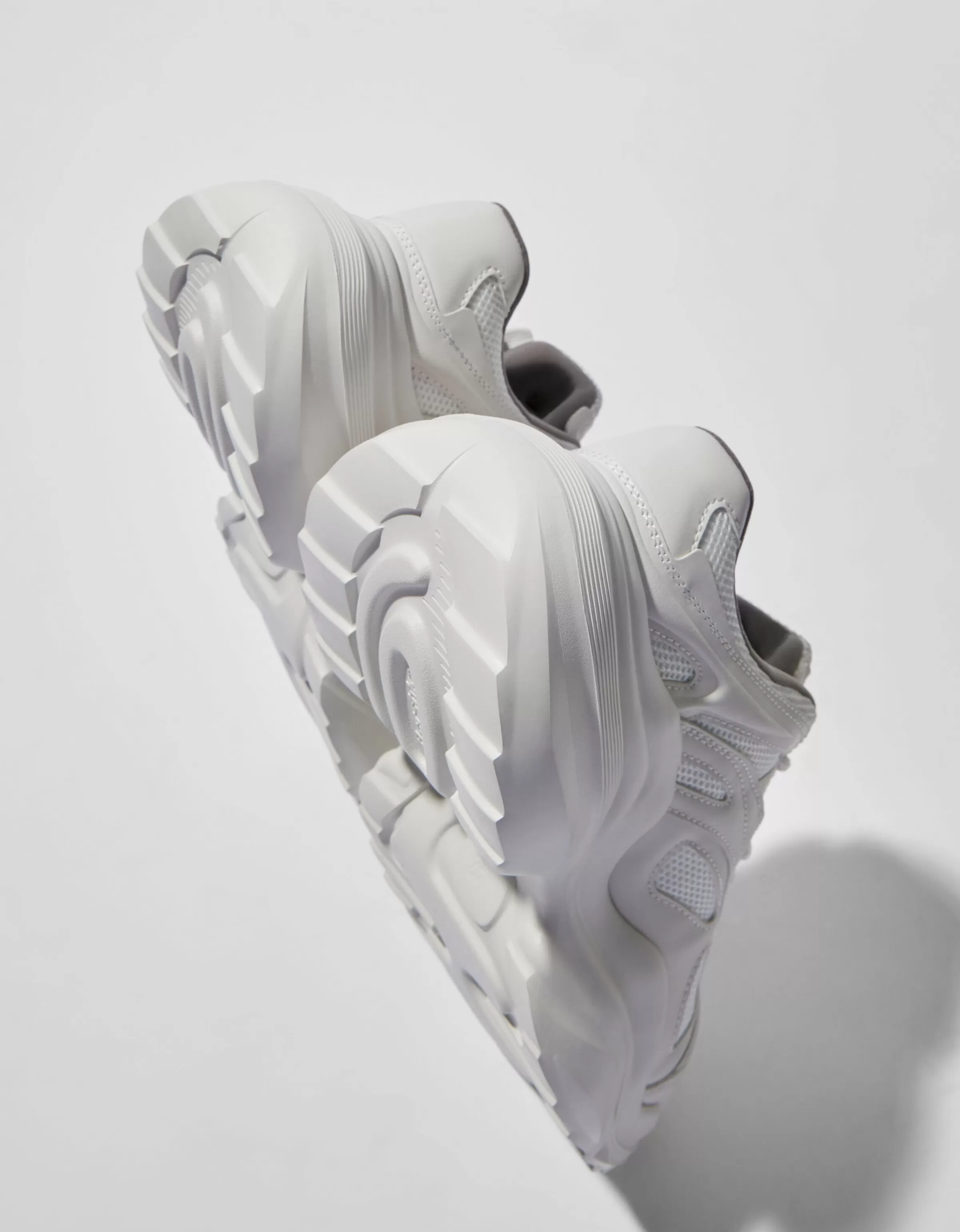 Scarpe Bershka Uomo - Sneakers con dettaglio volumetrico in mesh traspirante, bianco neutro per outfit urbani

：
1. 
2. 