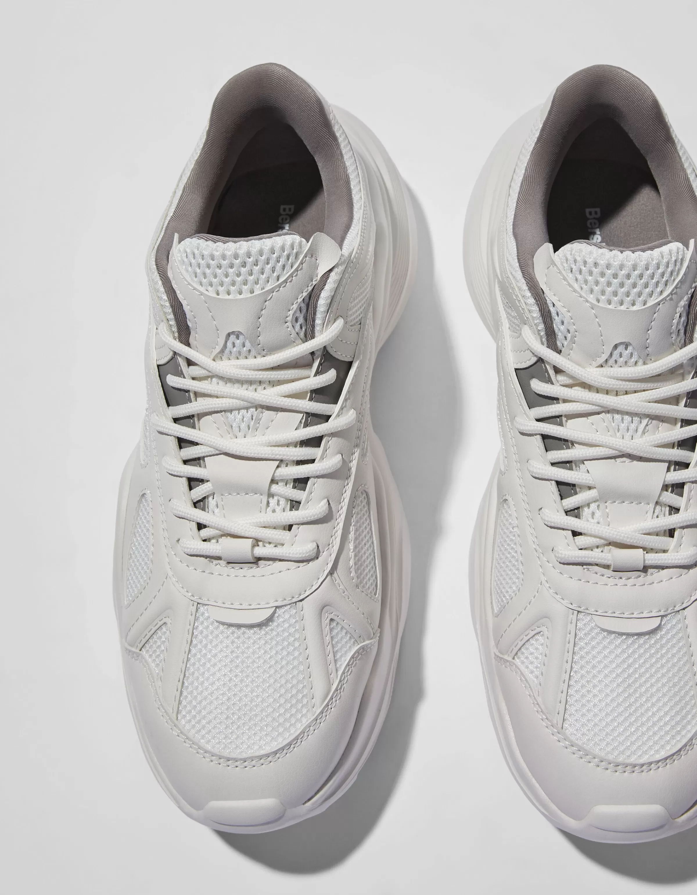 Scarpe Bershka Uomo - Sneakers con dettaglio volumetrico in mesh traspirante, bianco neutro per outfit urbani

：
1. 
2. 