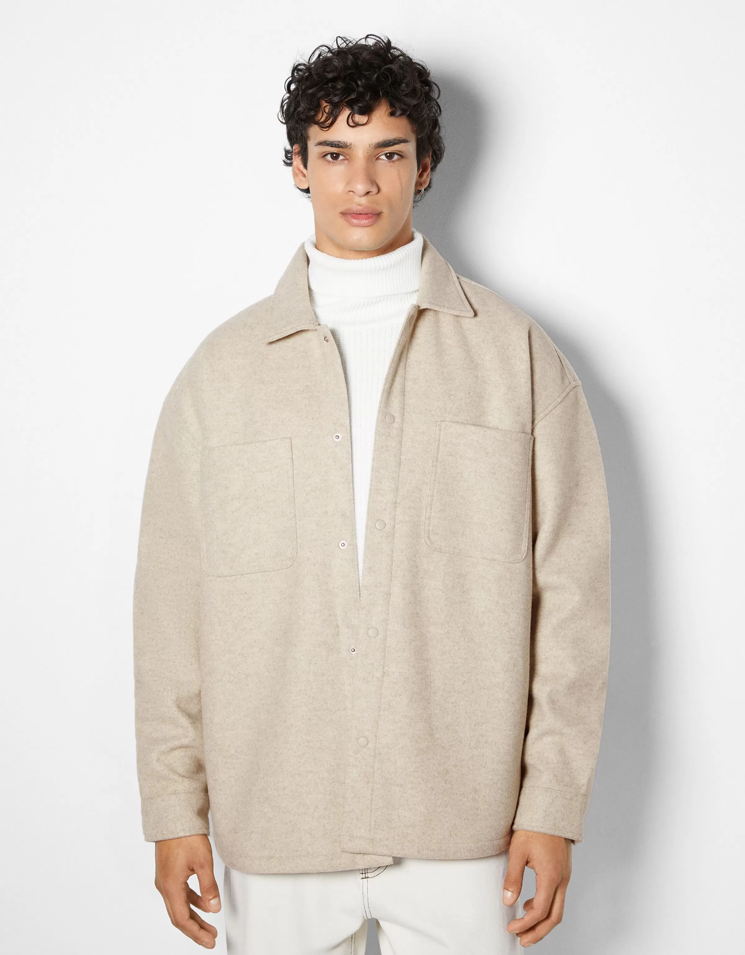 BERSHKA | Giubbotti e cappotti oversize in sabbia - Modello essenziale con taglio casual