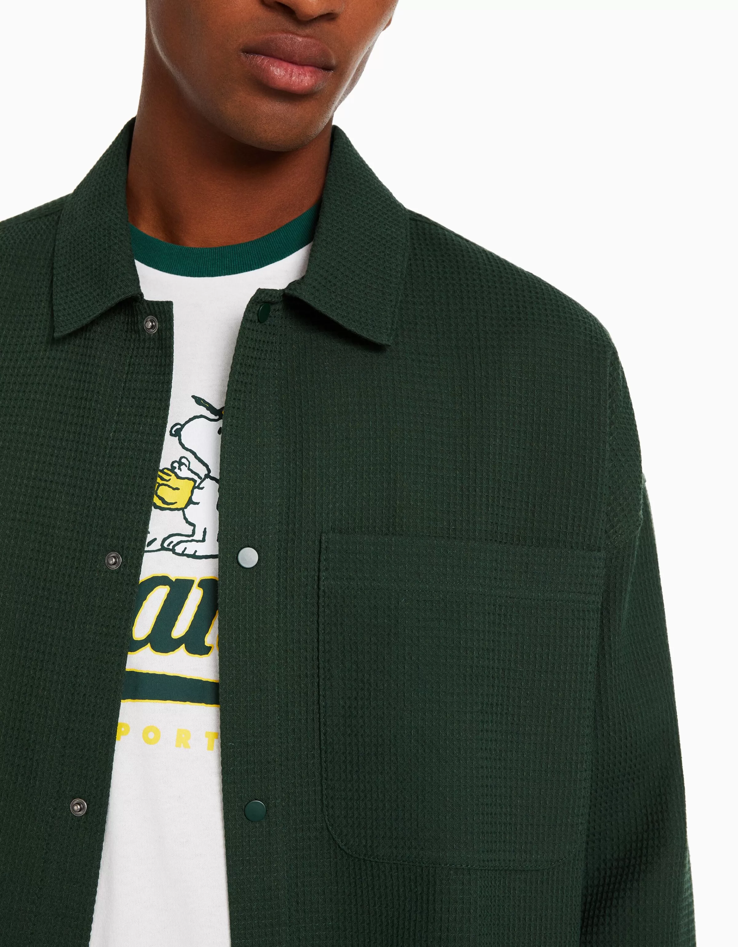 BERSHKA Camicia Oversize Verde Foglia - Maniche Lunghe con Bottoni a Pressione e Tessuto Rigato, Stile Urban Chic
