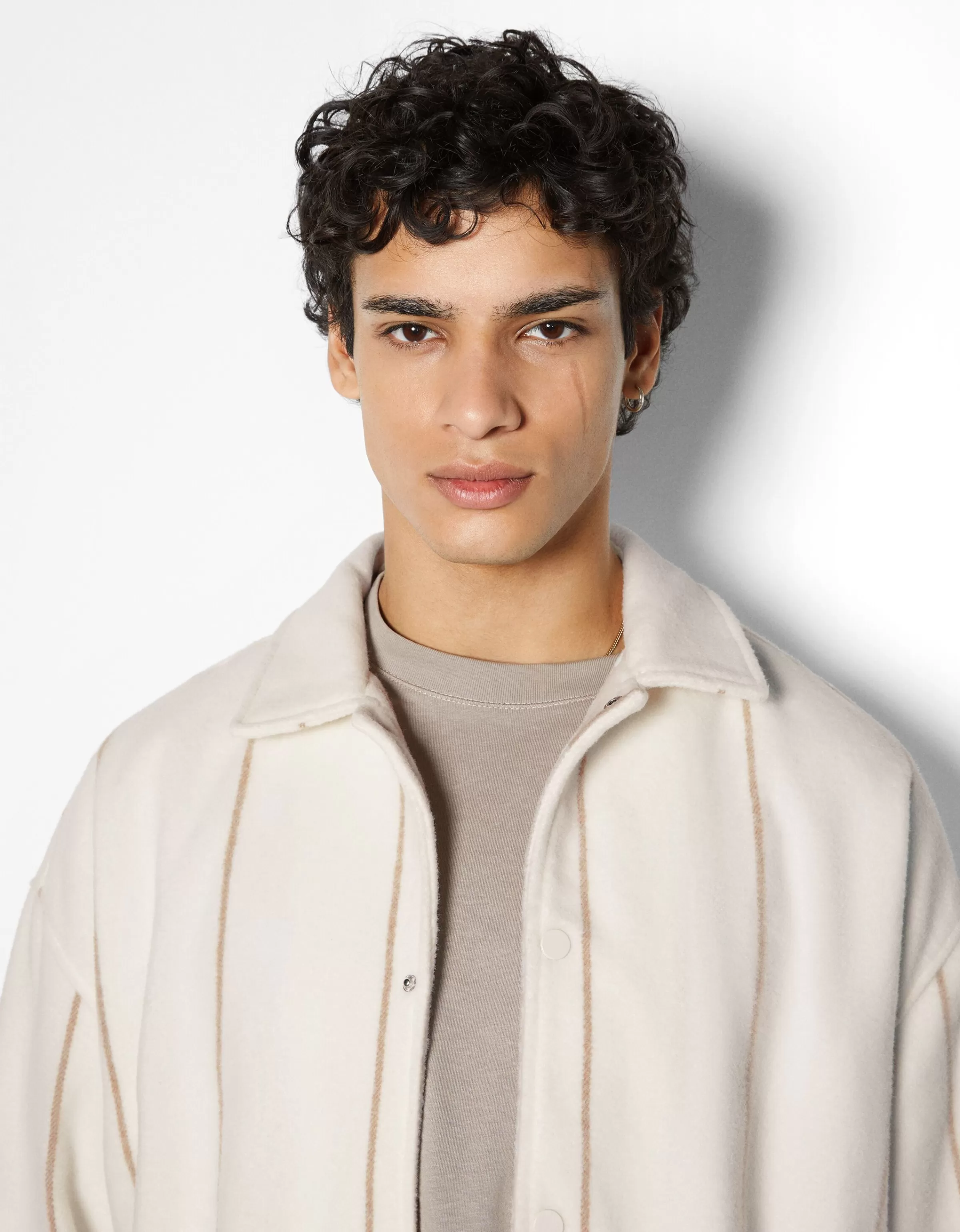 Camicia Oversize BERSHKA in Tessuto Rigato Ecrù - Stile Casual con Design A Righe