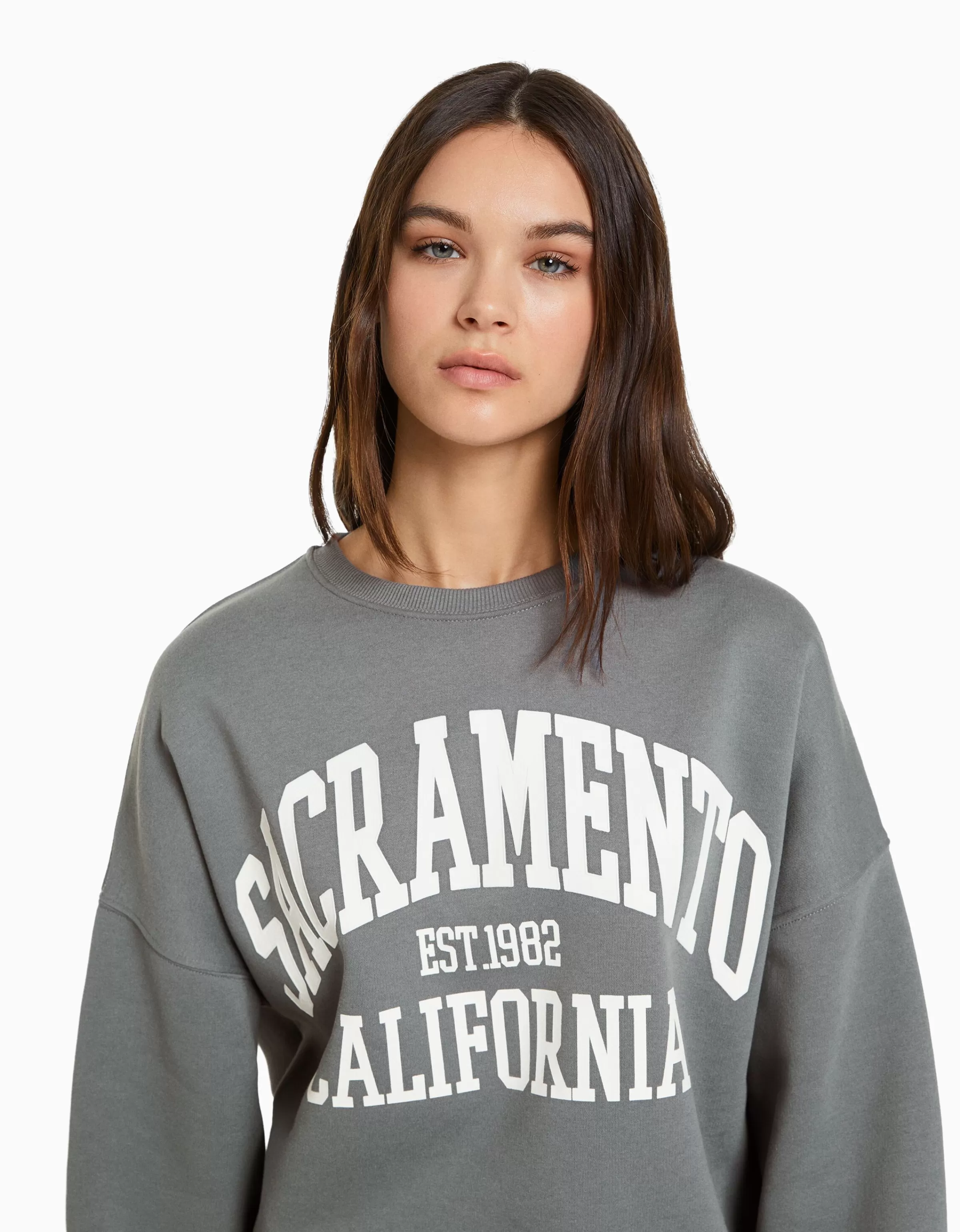 BERSHKA Felpa oversize con stampa grafica in tonalità azzurro chiaro - capo casual autunno/inverno