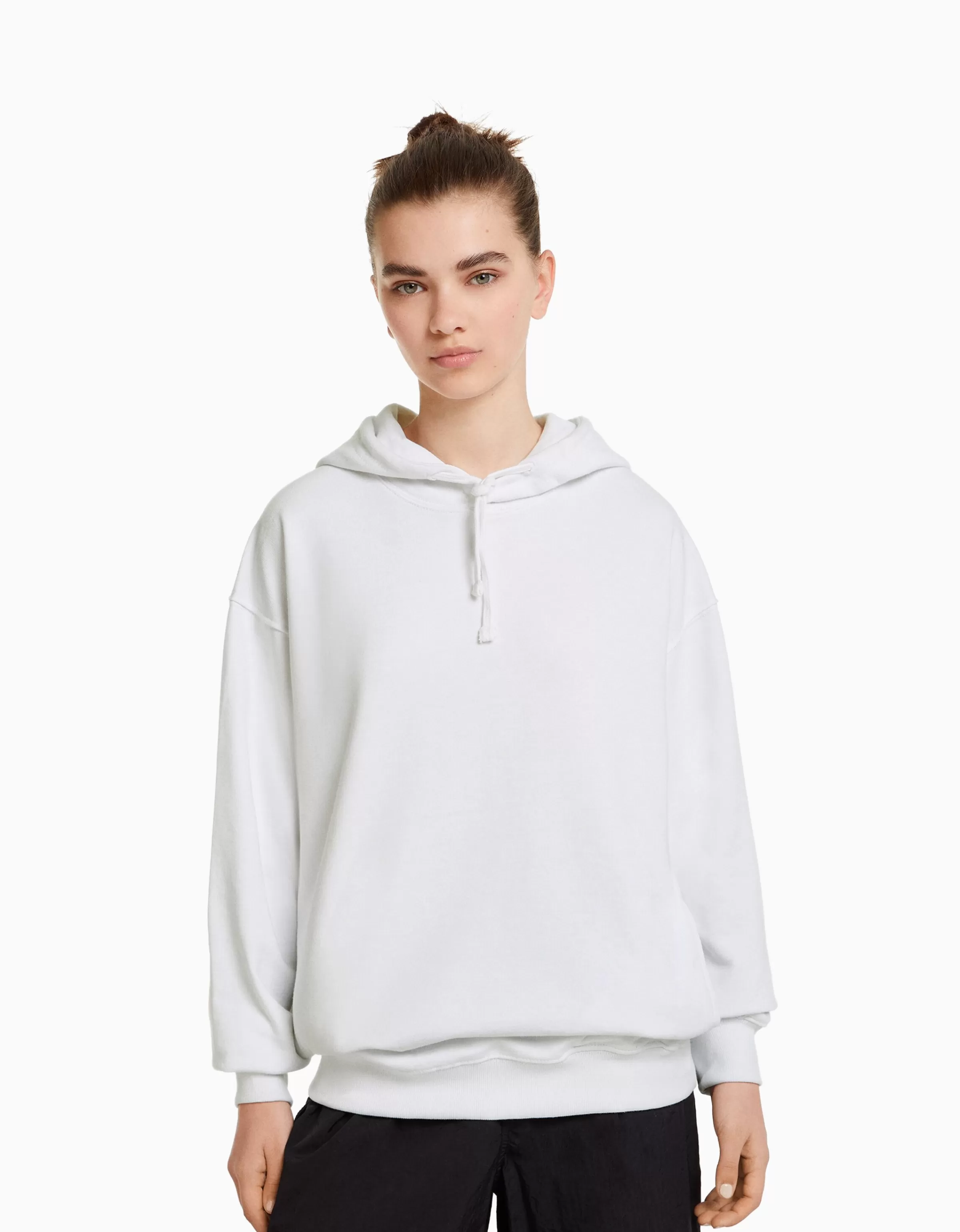 BERSHKA Felpa con Cappuccio in Pile - Bianco Puro, Morbida e Comoda per Look Casual