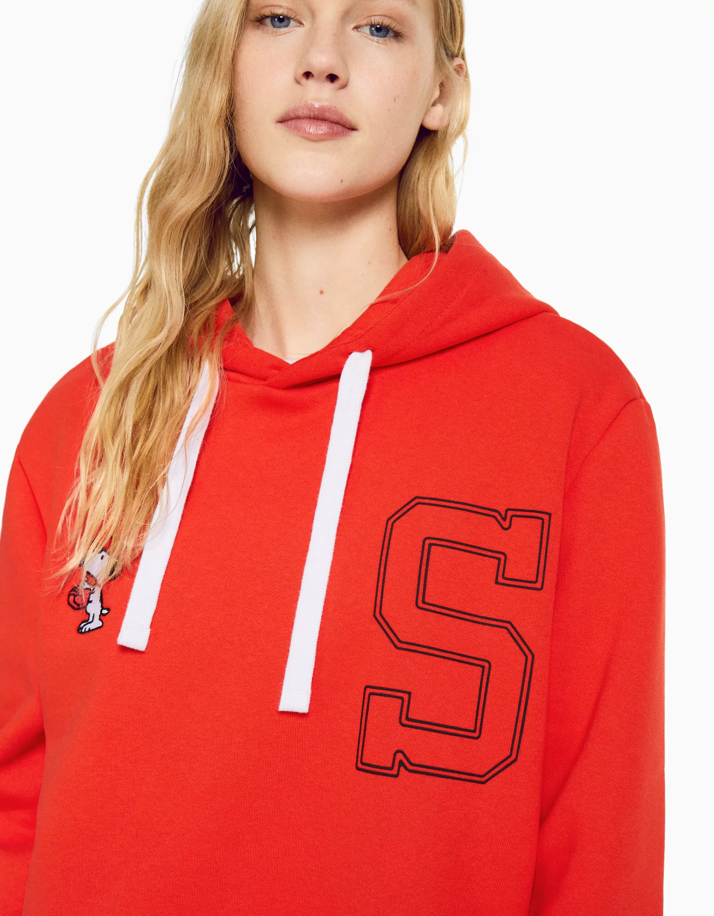 Felpa con cappuccio rossa ispirata ai cartoni animati – Design ricamato Snoopy | BERSHKA