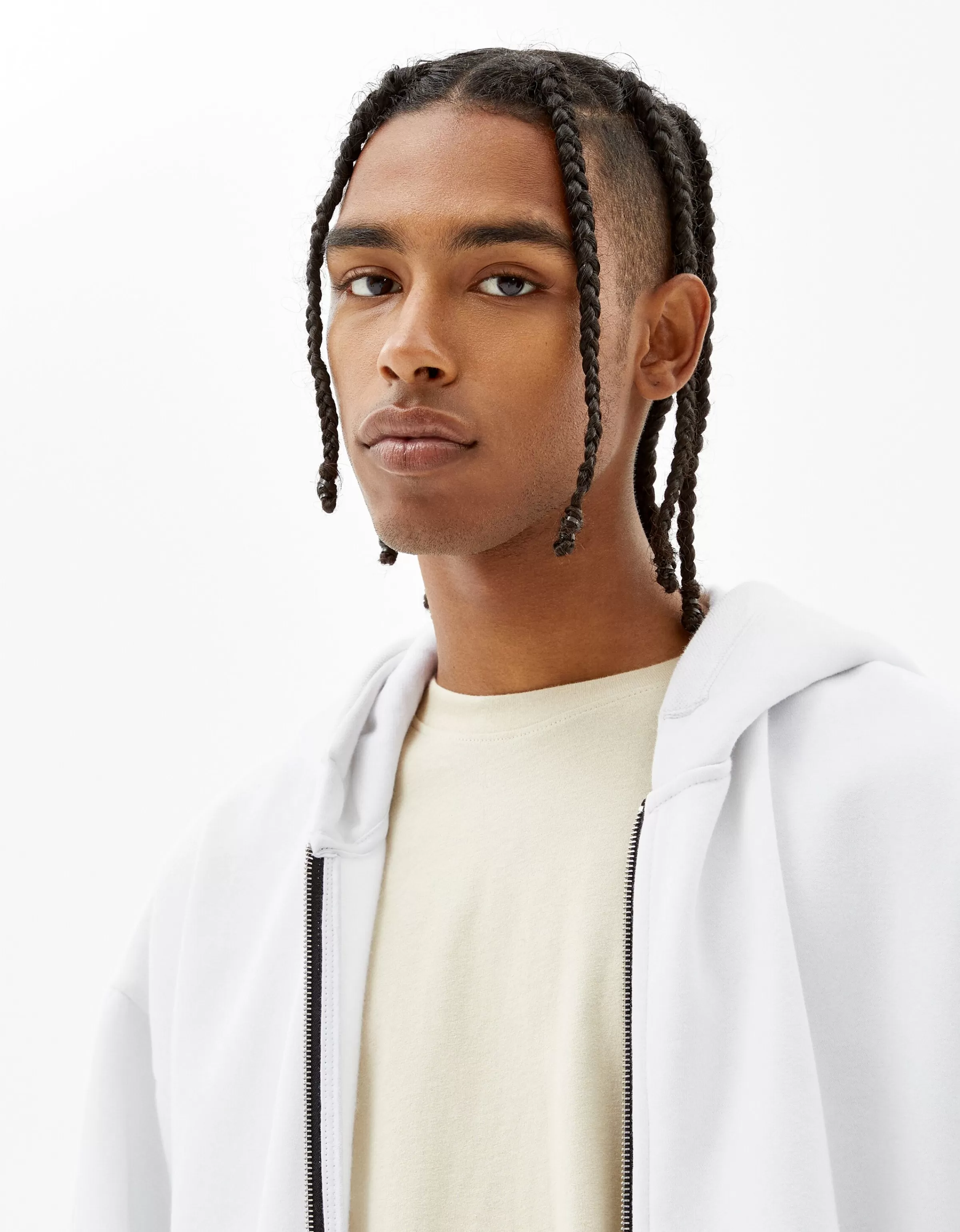 BERSHKA Felpa con Zip Cappuccio Nero - Morbido Tessuto Casual con Tasche Laterali, Ideale per Stili Urbani Moderni