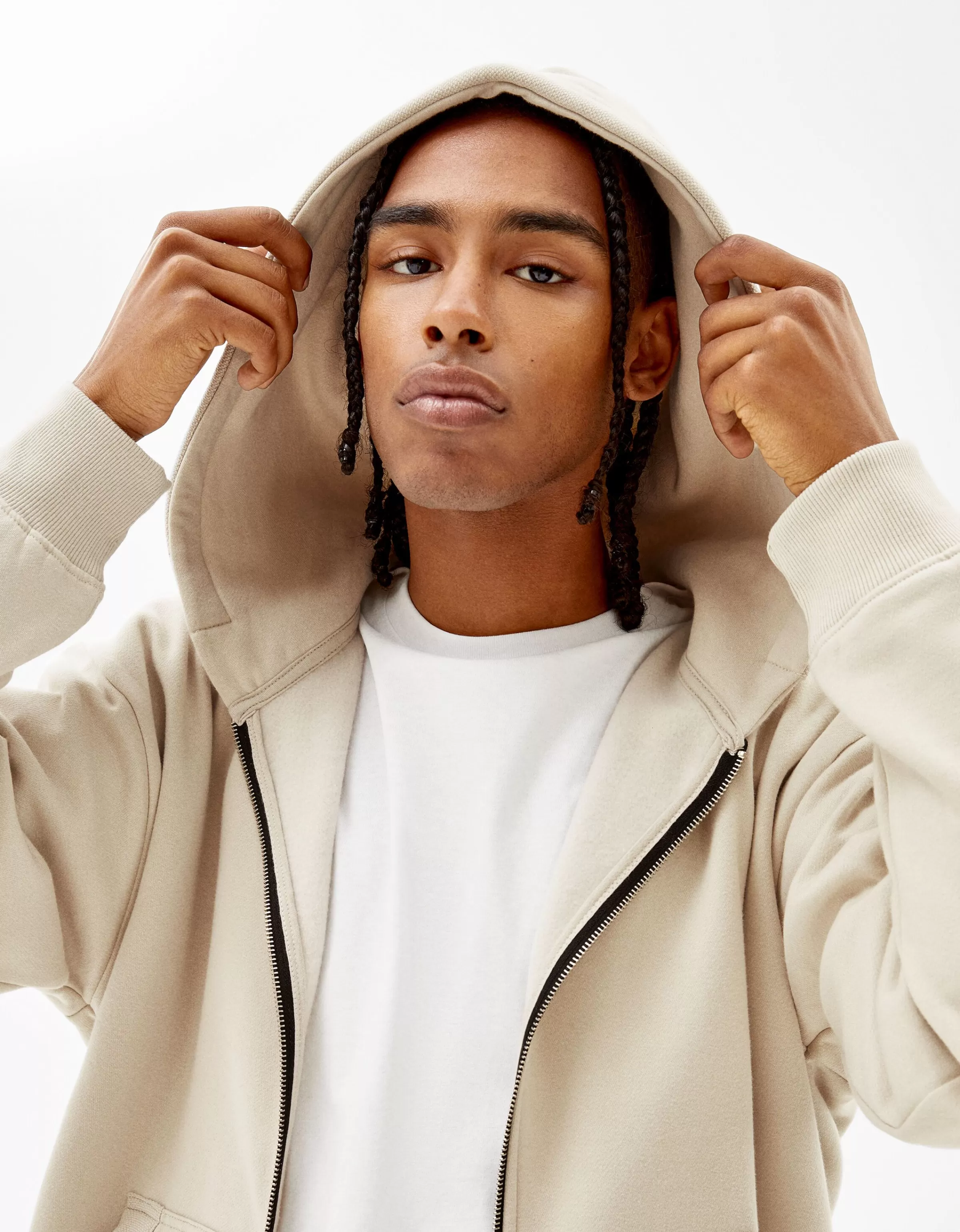 BERSHKA Felpa Zip con Cappuccio in Maglia Nera - Stile Urban Comodo e Moderno