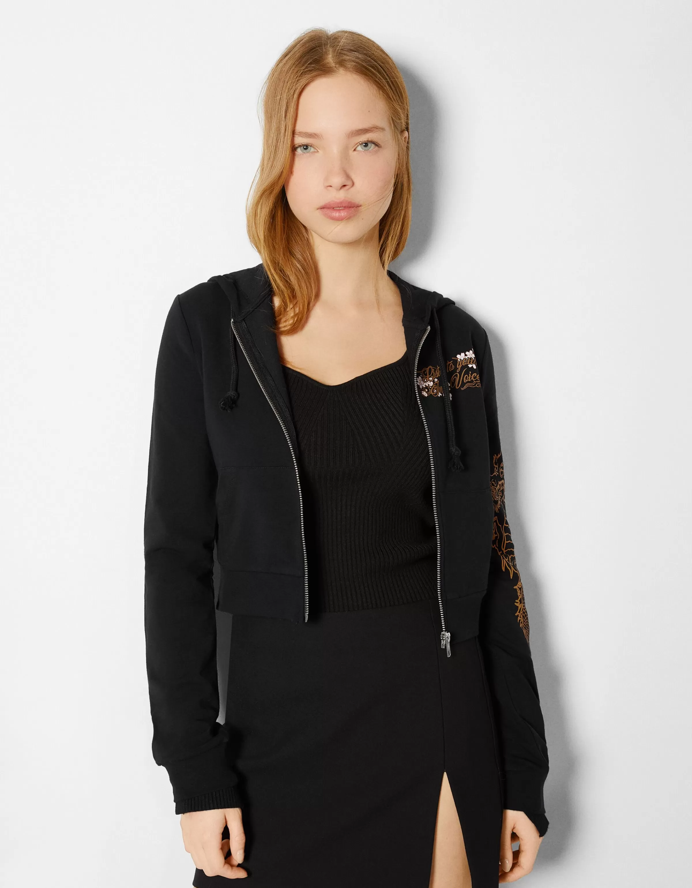 BERSHKA | Felpa Urban con Cappuccio e Zip Frontale, Stampa Dragone Nero - Essential Casual