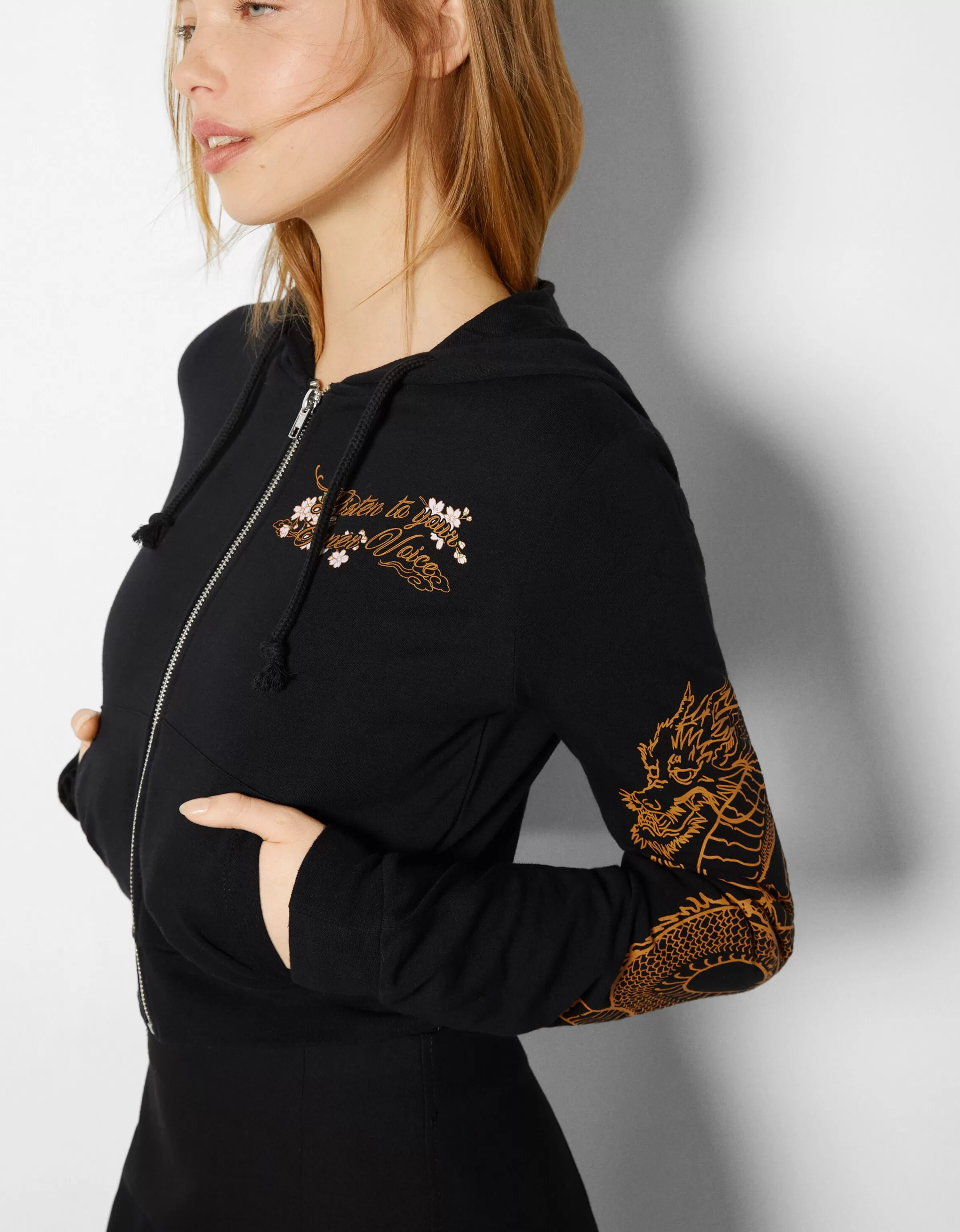 BERSHKA | Felpa Urban con Cappuccio e Zip Frontale, Stampa Dragone Nero - Essential Casual