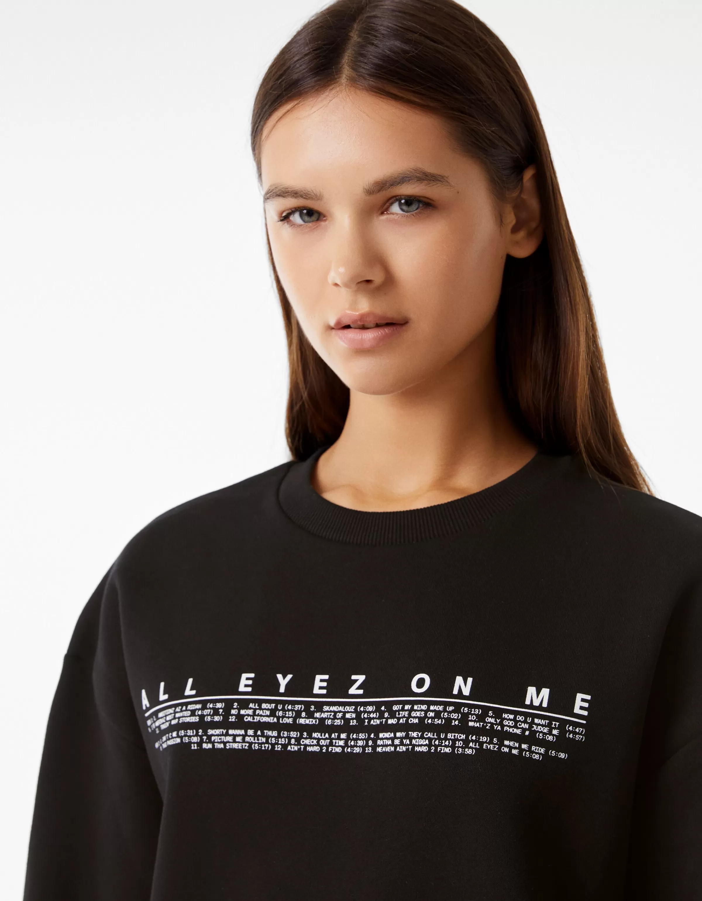 BERSHKA Felpa con cappuccio - Nero Tupac, collo rotondo e finiture premium