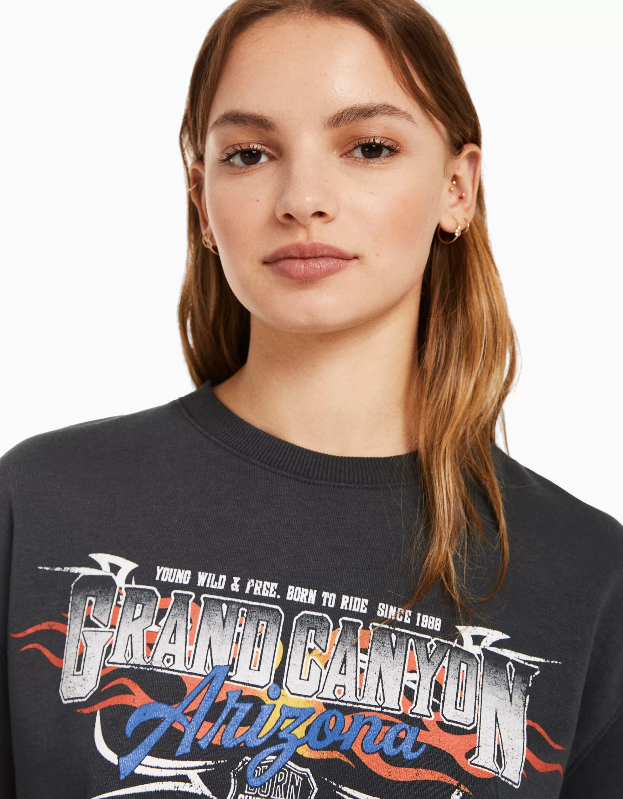 Maglietta crop BERSHKA con stampe streetwear - Grigio cenere a maniche corte, felpa leggera per look urbani