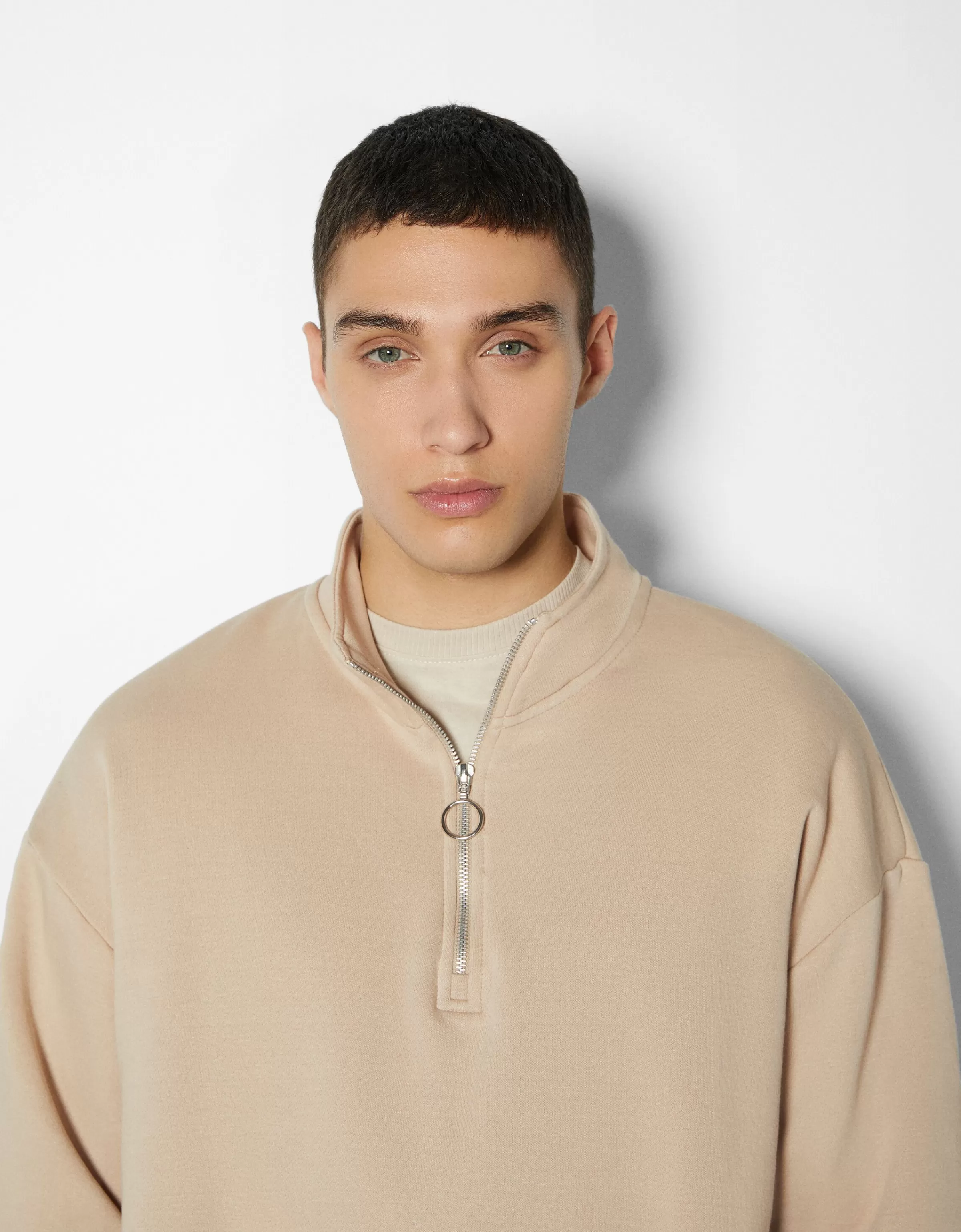 Felpa Oversize con Collo Alto BERSHKA - Comoda e Morbida in Tinta Avorio, Ideale per Look Casual e Relax