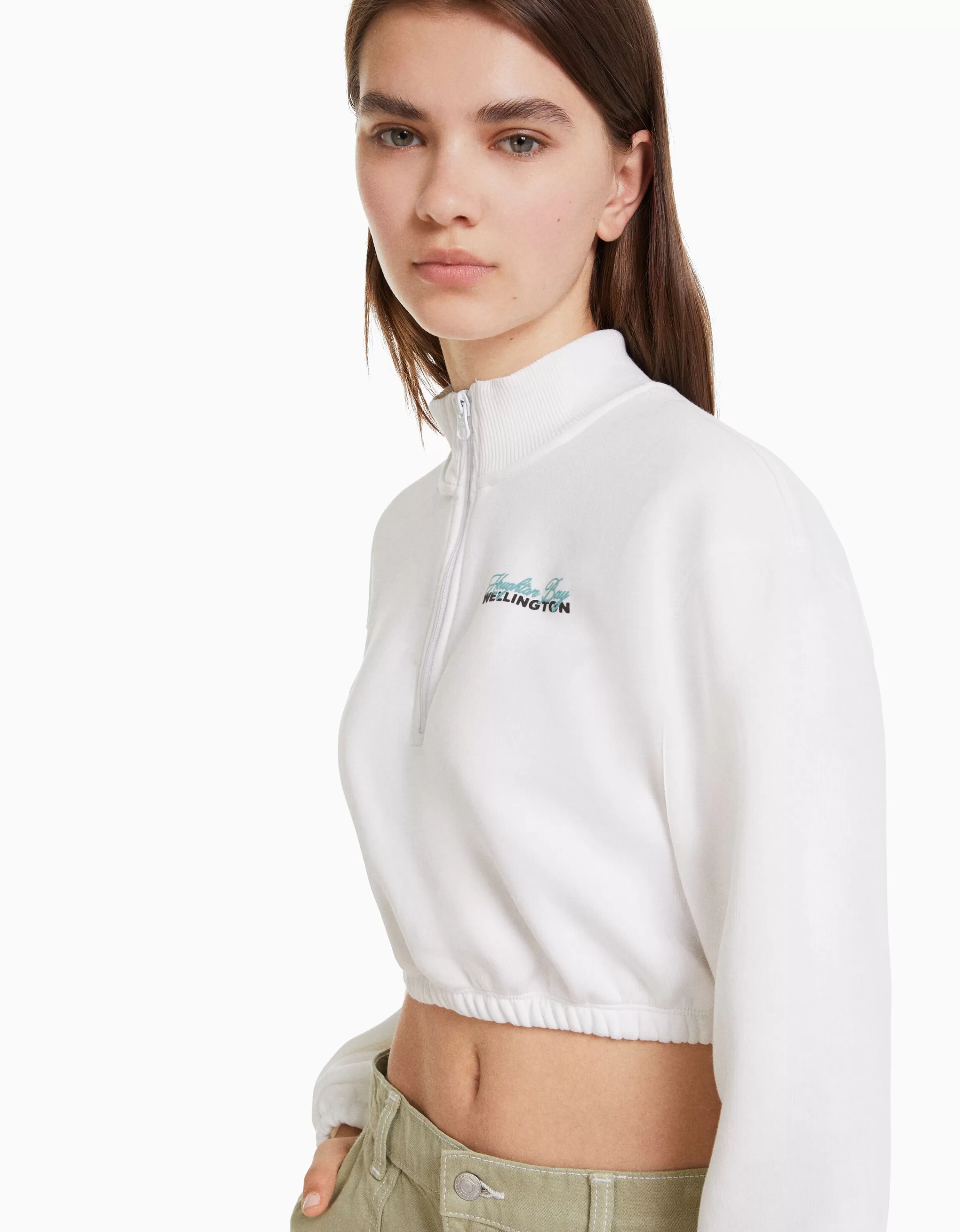 Felpa con zip BERSHKA in tessuto morbido - stampato grafismo geometrico su fondo nero, capo casual perfetto per look urbani