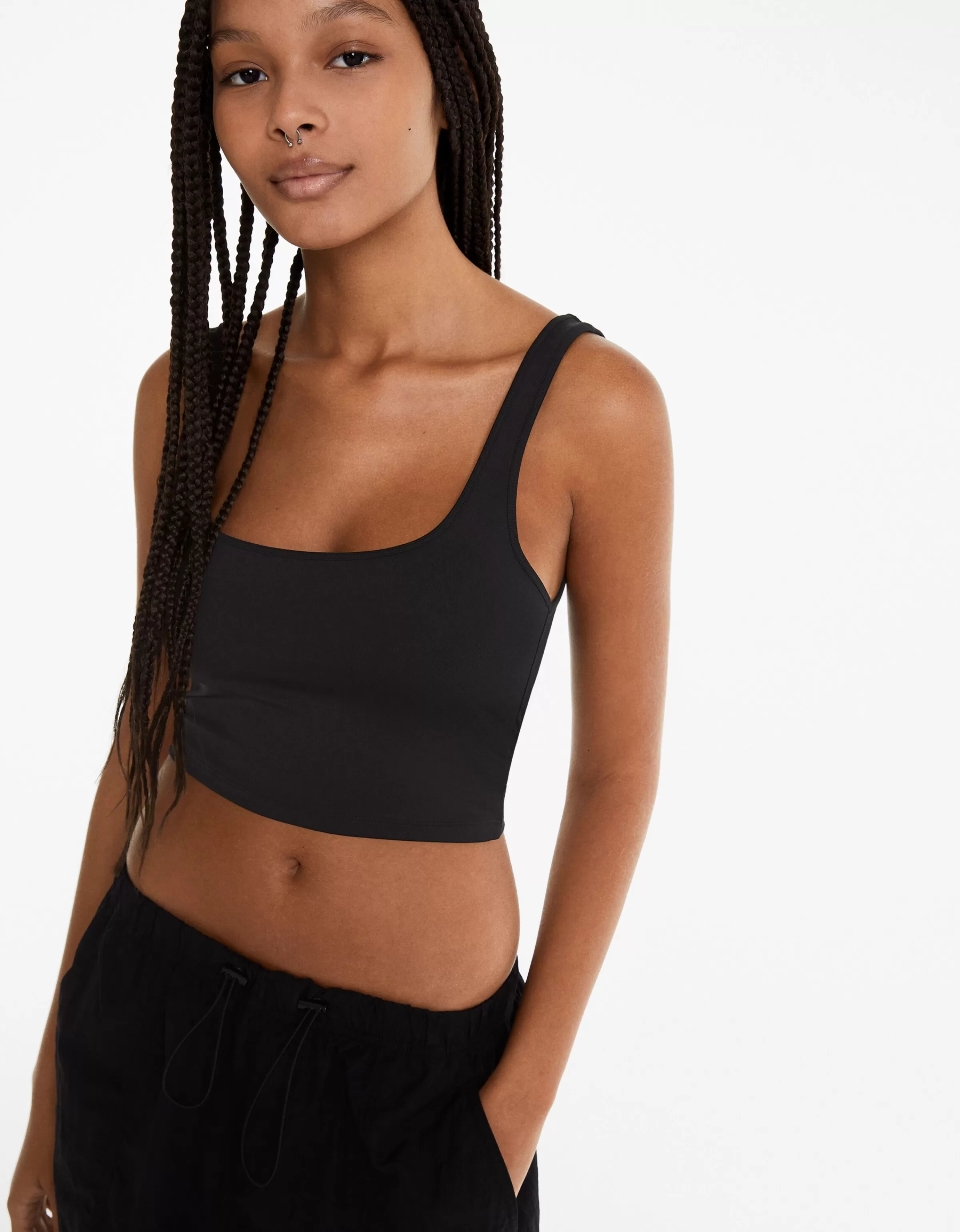 BERSHKA - Top Elegante con Spalline Ampie in Bianco, Corsetti Stile Moderno e Design Essenziale per Look Casual e Raffinati