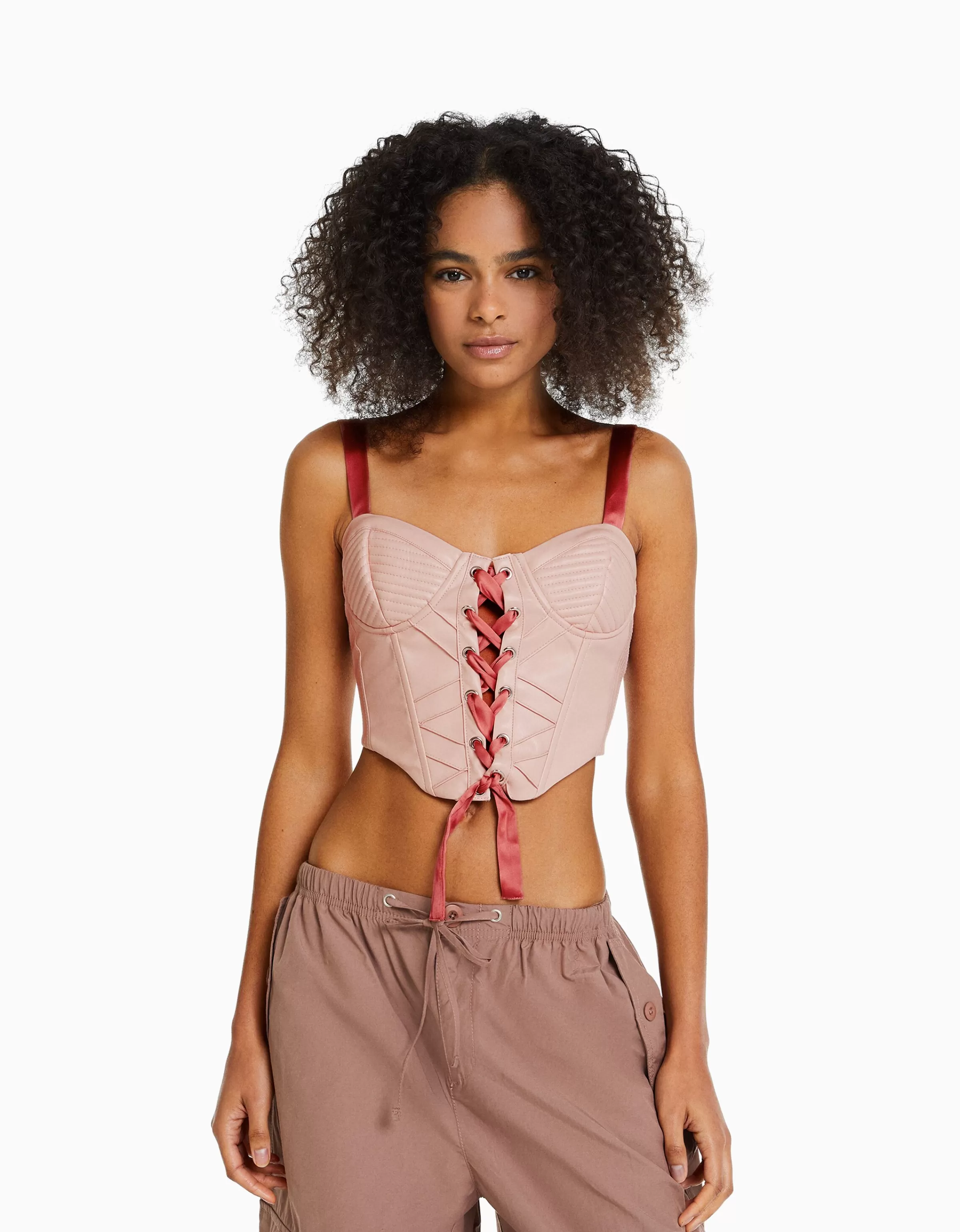 BERSHKA Reggiseno Corsetto in Ecopelle con Spalline Regolabili e Lacci in Raso Lucido - Rosa Chiaro Sensuale  

Top Corsettato Stilizzato con Fascia Avvolgente e Dettagli Satinati, Perfetto per Look Audaci - Rosa Polvere BERSHKA