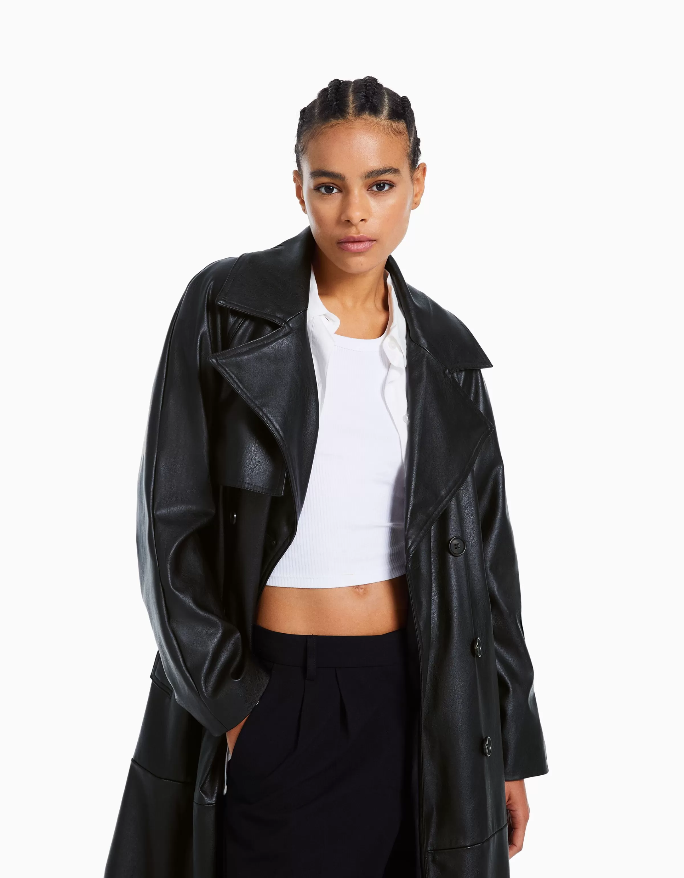 Giacca trench in ecopelle nero opaco - design moderno Bershka con dettagli strutturati e finiture premium per uno stile urban chic.