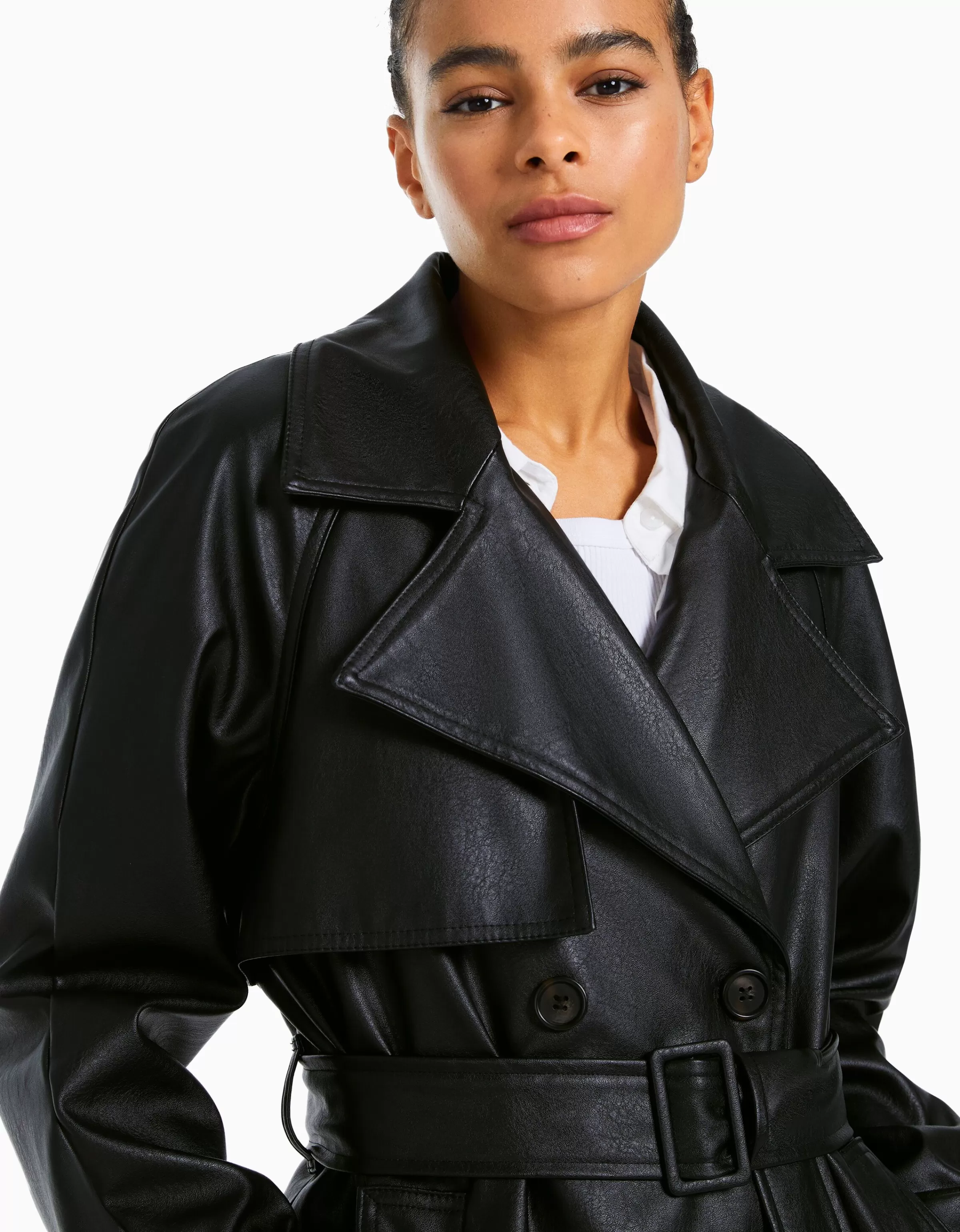 Giacca trench in ecopelle nero opaco - design moderno Bershka con dettagli strutturati e finiture premium per uno stile urban chic.