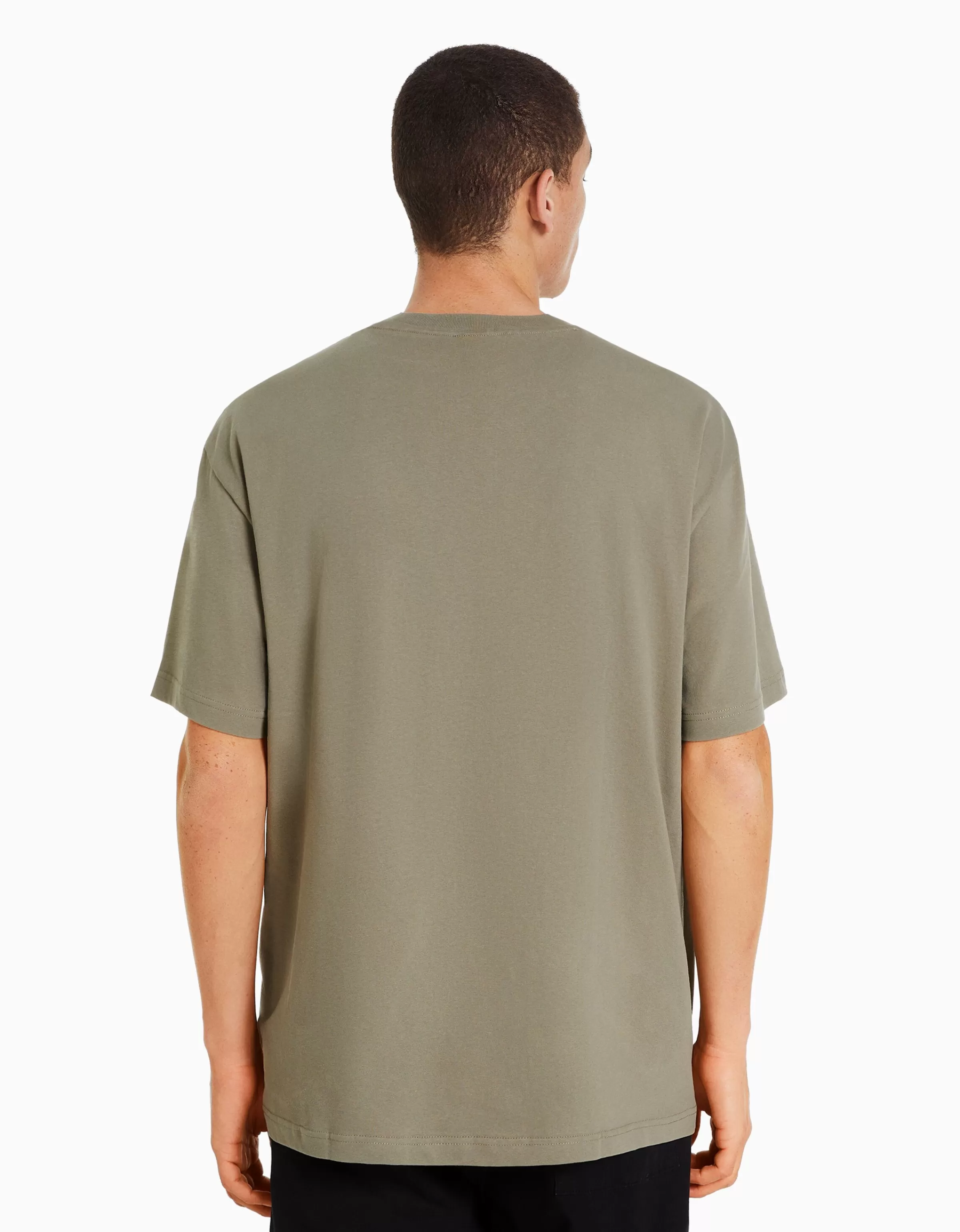 BERSHKA Maglietta verde militare con taschino e stampa, modello boxy e maniche corte