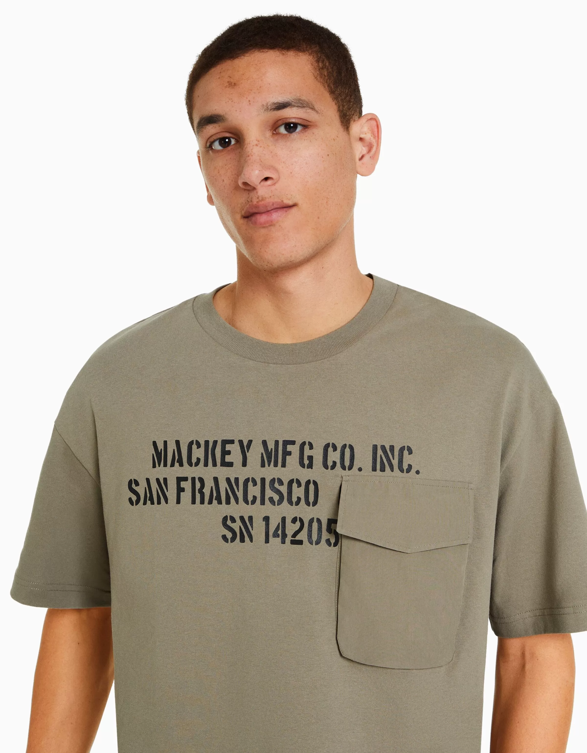 BERSHKA Maglietta verde militare con taschino e stampa, modello boxy e maniche corte