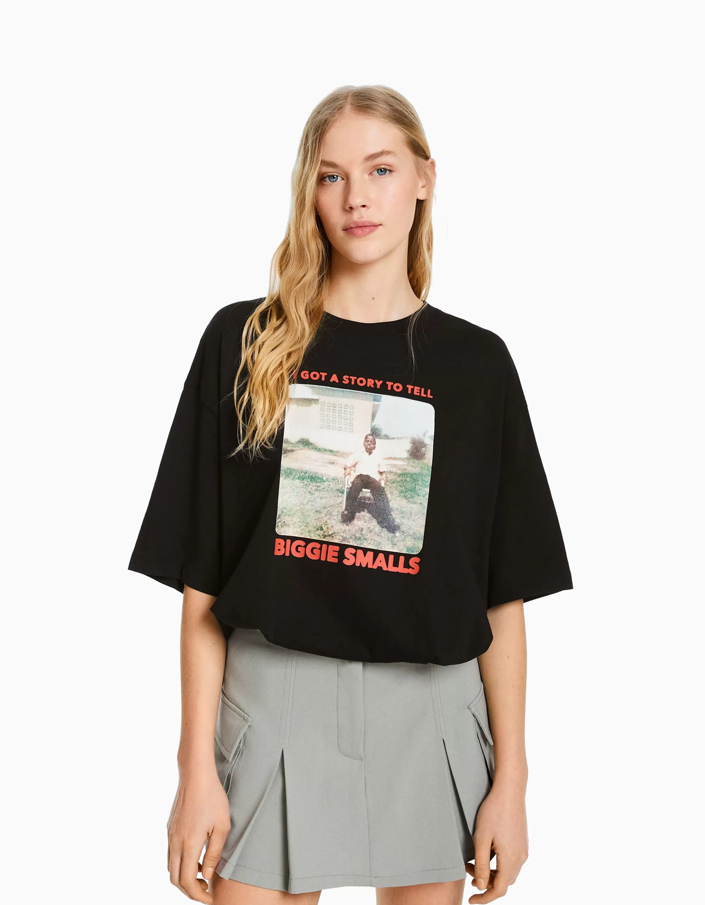 BERSHKA - Maglietta Oversize con Stampa Iconica The Notorious B.I.G.  
Tessuto Cotone a Maniche Corte - Versione Unisex Nero  
Perfetta per Stili Streetwear Urbani - Edizione Limitata Hip Hop 90's  

（：，，，，