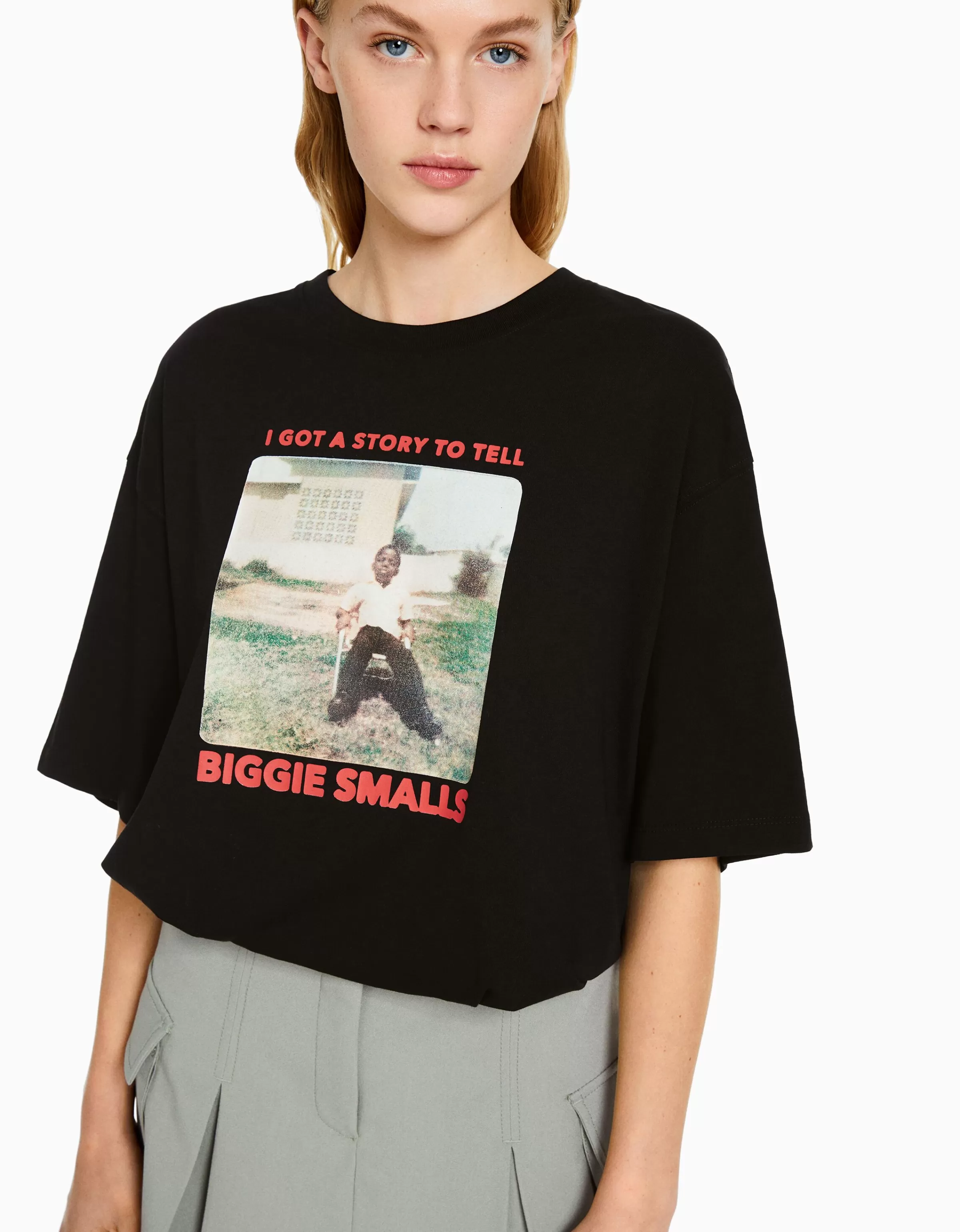 BERSHKA - Maglietta Oversize con Stampa Iconica The Notorious B.I.G.  
Tessuto Cotone a Maniche Corte - Versione Unisex Nero  
Perfetta per Stili Streetwear Urbani - Edizione Limitata Hip Hop 90's  

（：，，，，