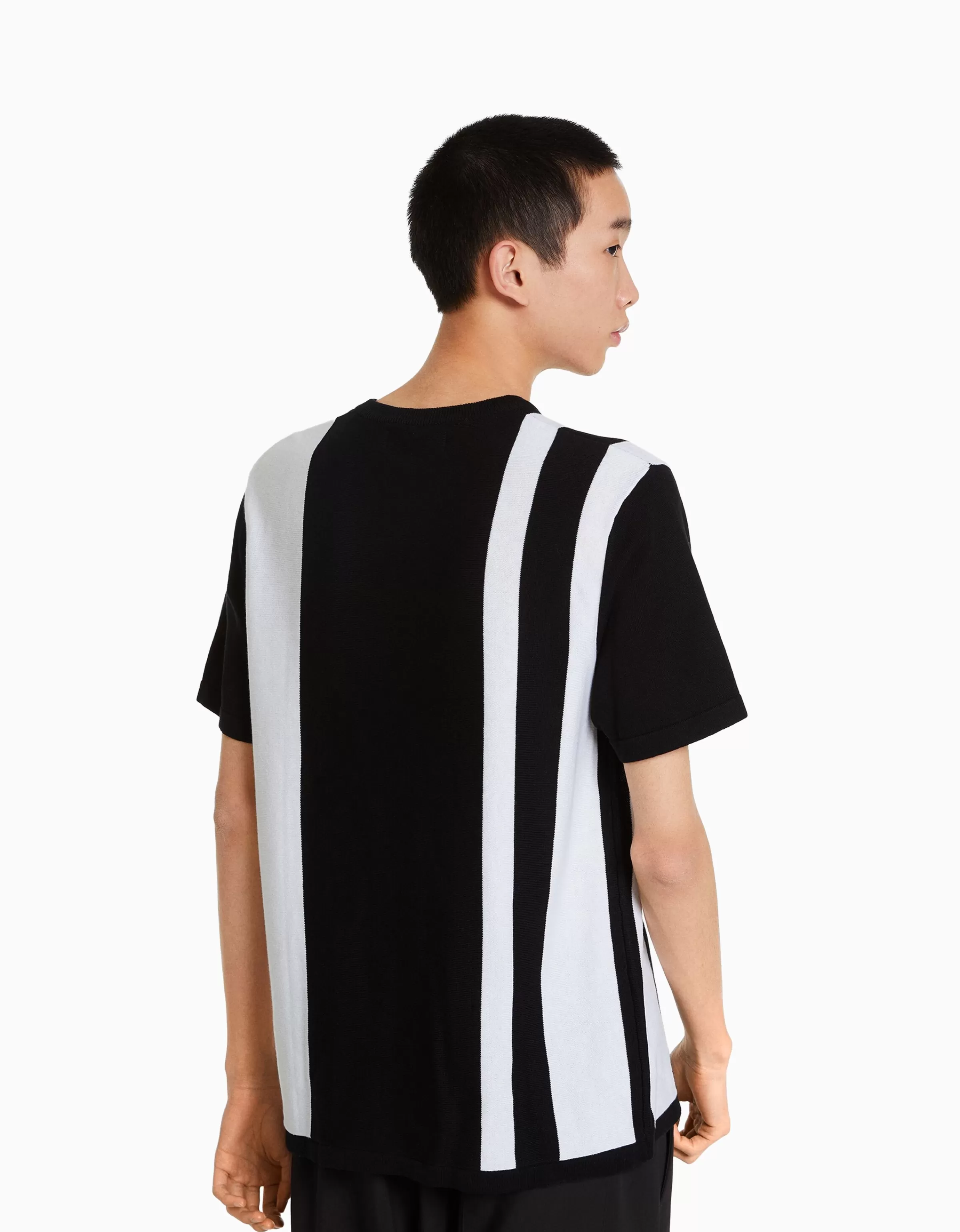 Maglietta Essential BERSHKA con stampa stilizzata - Righe verticali audaci su modello basic nero - Collezione Limited Estate 2024
