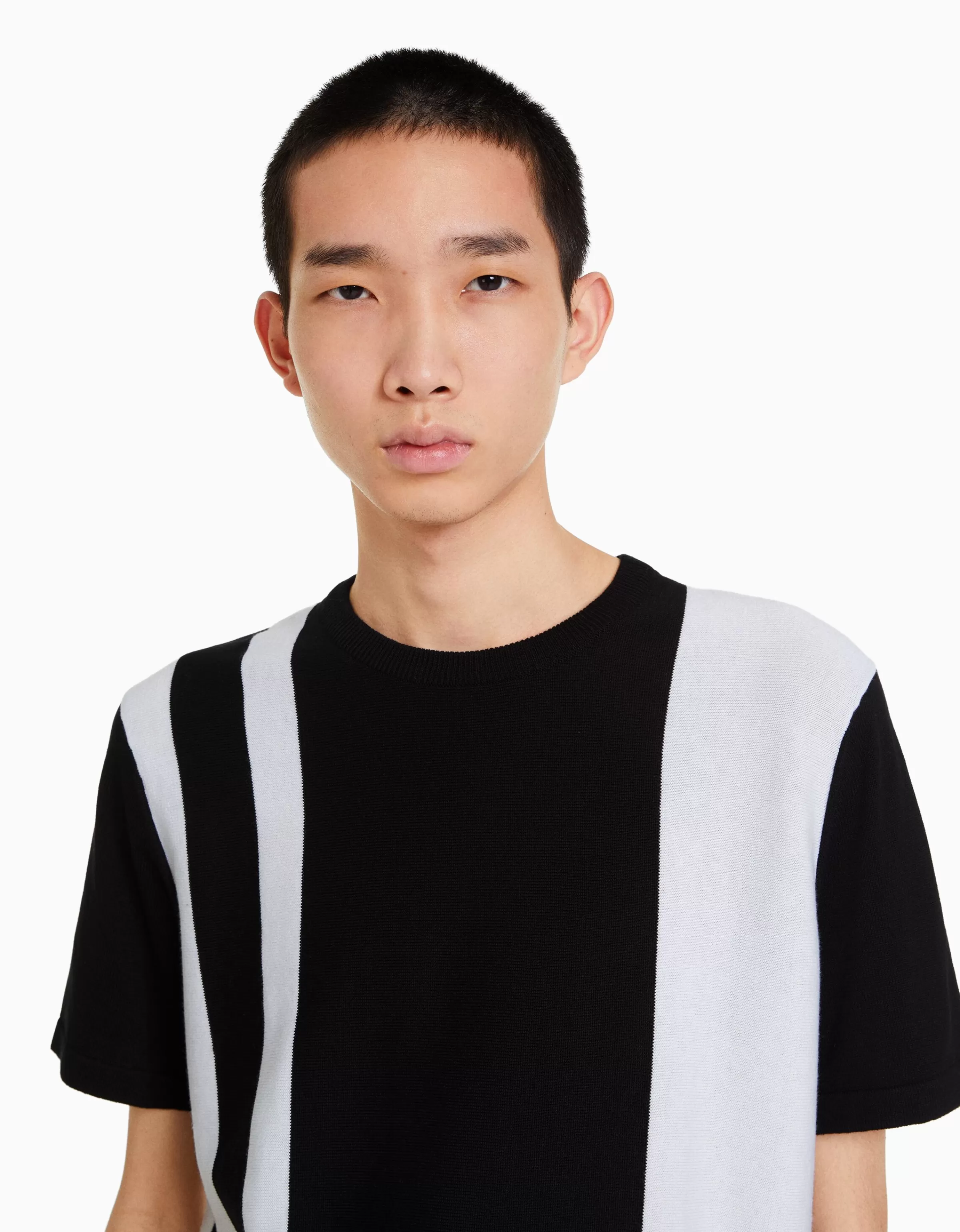 Maglietta Essential BERSHKA con stampa stilizzata - Righe verticali audaci su modello basic nero - Collezione Limited Estate 2024