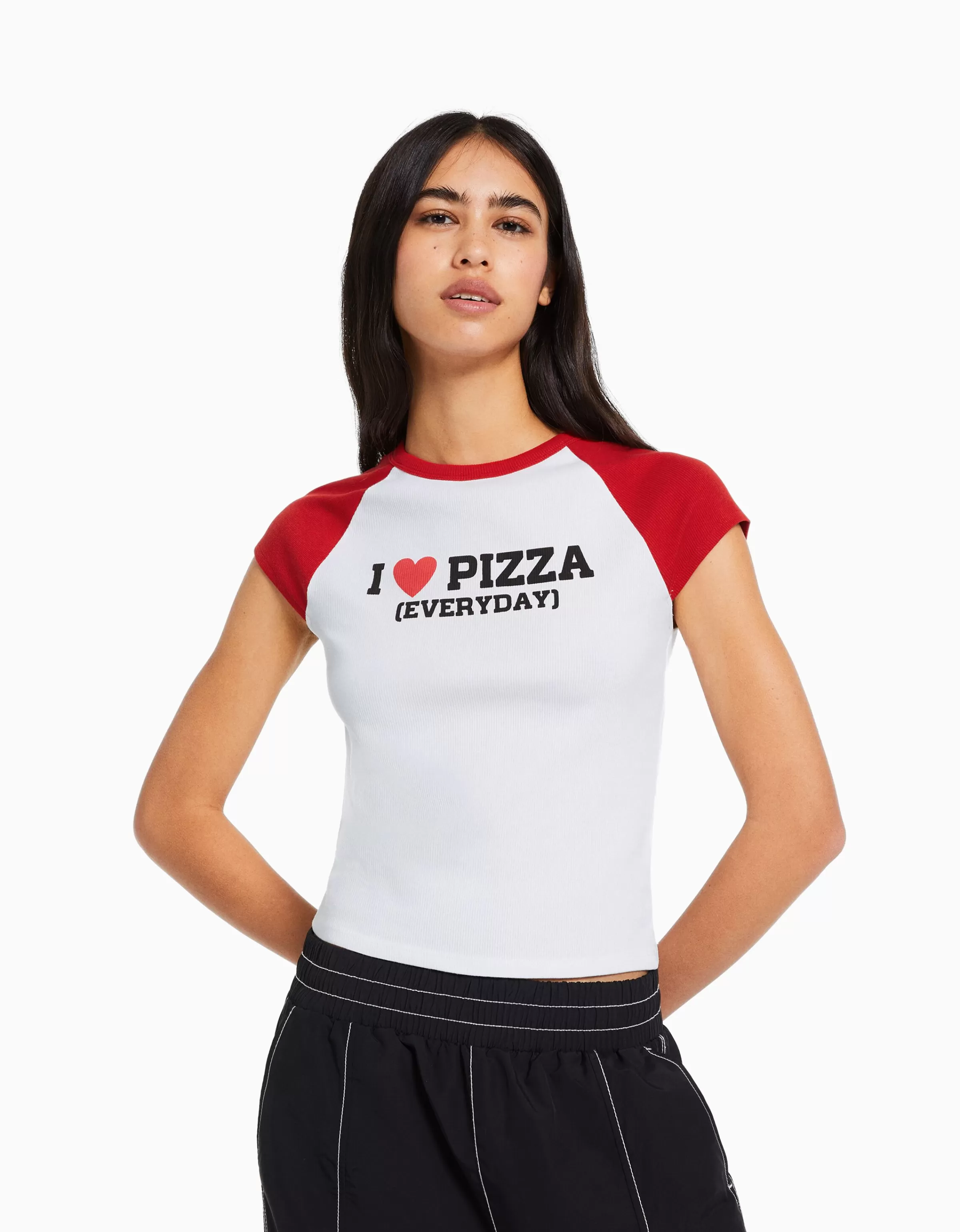 Maglietta Basic Uomo BERSHKA con Spalle Raglan e Stampa Grafica - Bianco Puro