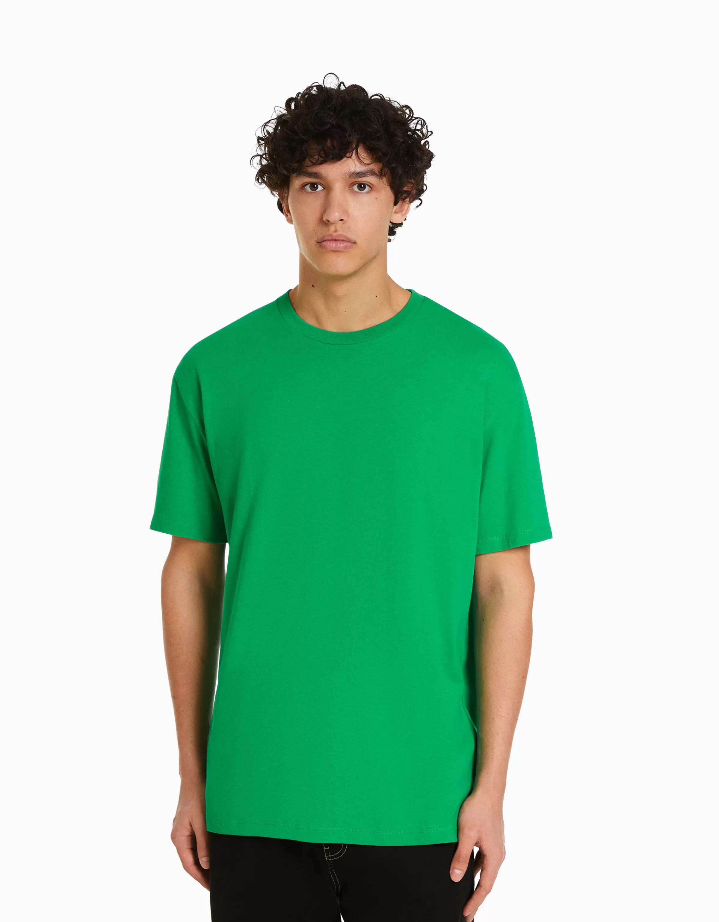 BERSHKA - Maglietta Essential Personalizzabile in Verde Foresta  
T-shirt a maniche corte con taglio Regular Fit  
Ideale per stampe e ricami personalizzati