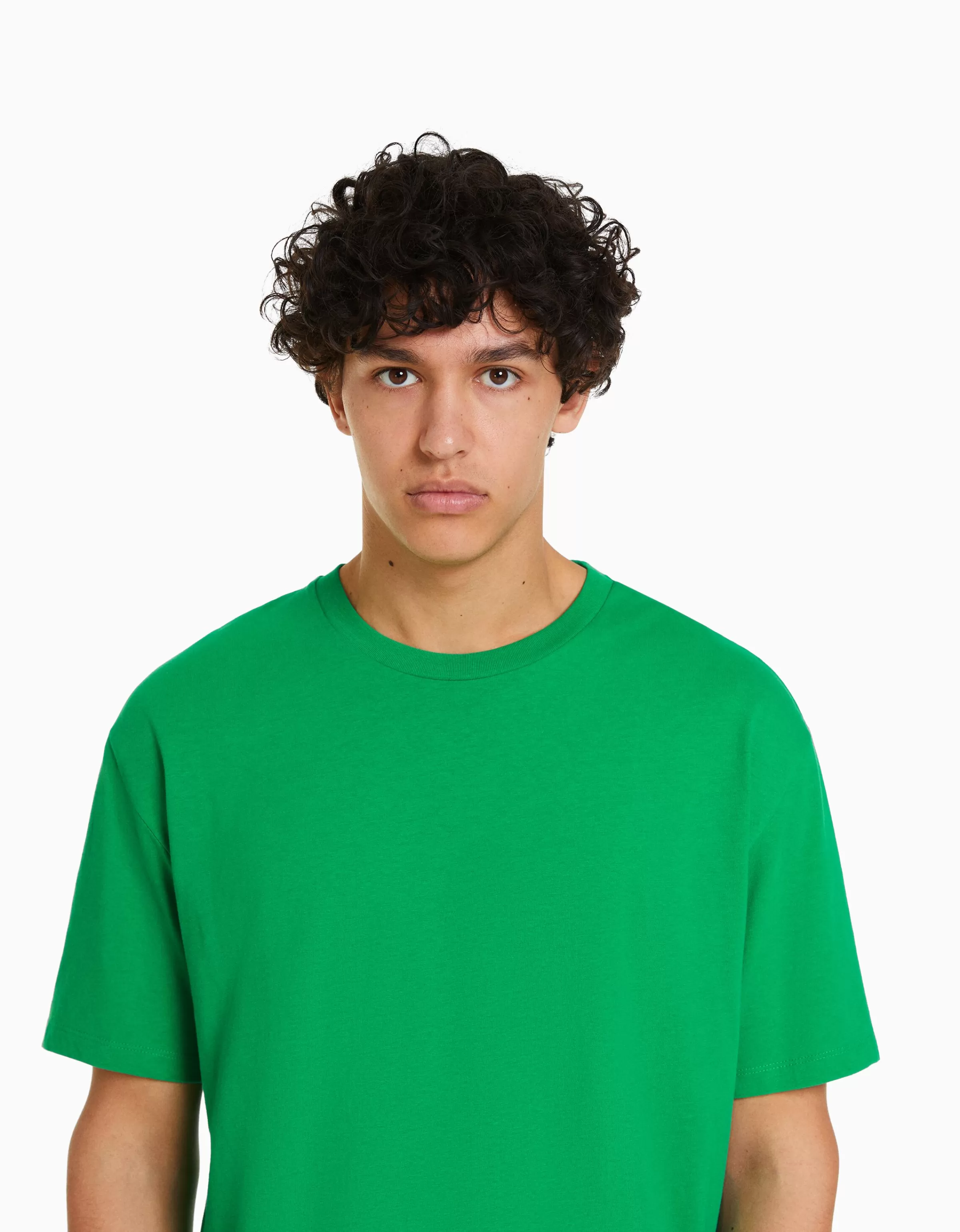 BERSHKA - Maglietta Essential Personalizzabile in Verde Foresta  
T-shirt a maniche corte con taglio Regular Fit  
Ideale per stampe e ricami personalizzati