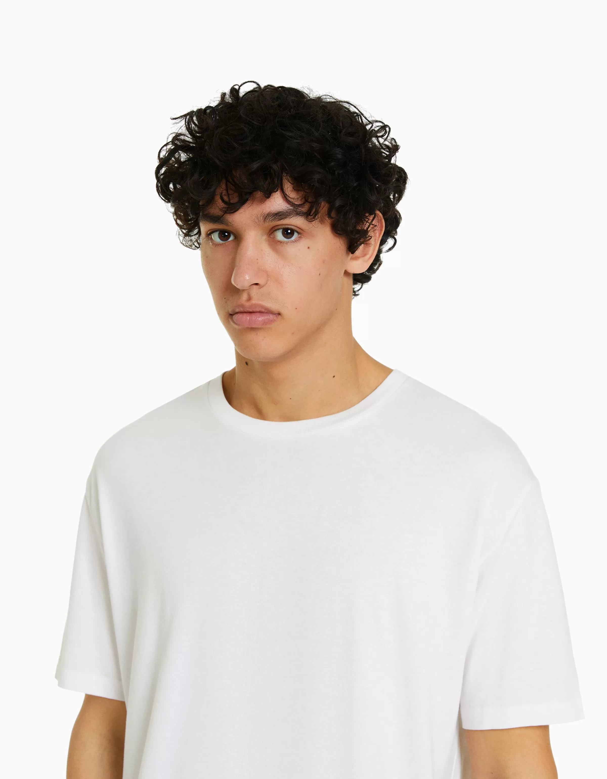 Maglietta Uomo con Grafica Esclusiva - Collaborazione Limitata Bershka 

Modello Regular Fit in Cotone Lavato 
Tinta Unita Bianco Puro 
Confezione Premium per Collezione Autunno 2024 

Design minimal con taglio classico 
Ideale per styling casual e layered looks