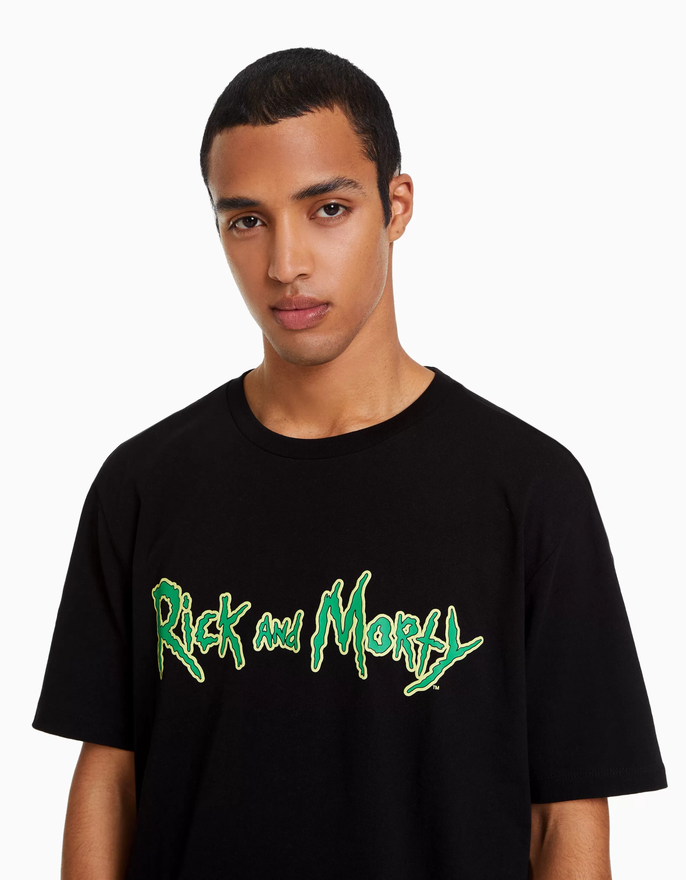 Maglietta Uomo con Stampa Rick e Morty - Bershka Casual Collection  
Taglio classico a maniche corte in cotone bianco, design dei personaggi iconici.  
Ideale per look quotidiani comodi e originali.