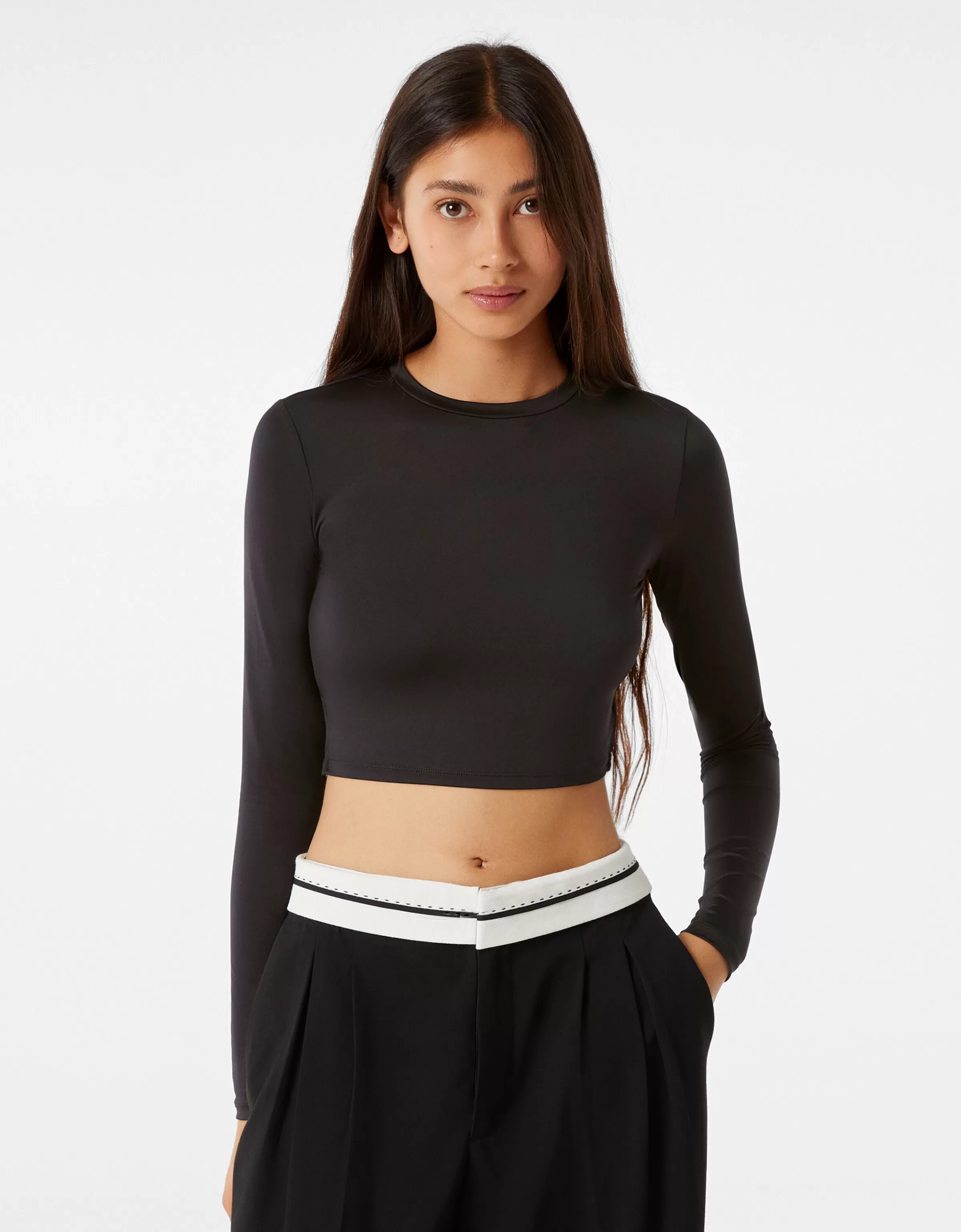 BERSHKA Top in maglia con maniche lunghe  
Dettaglio anelli e legacci sul retro - Nero intenso  
Design moderno e taglio stilizzato