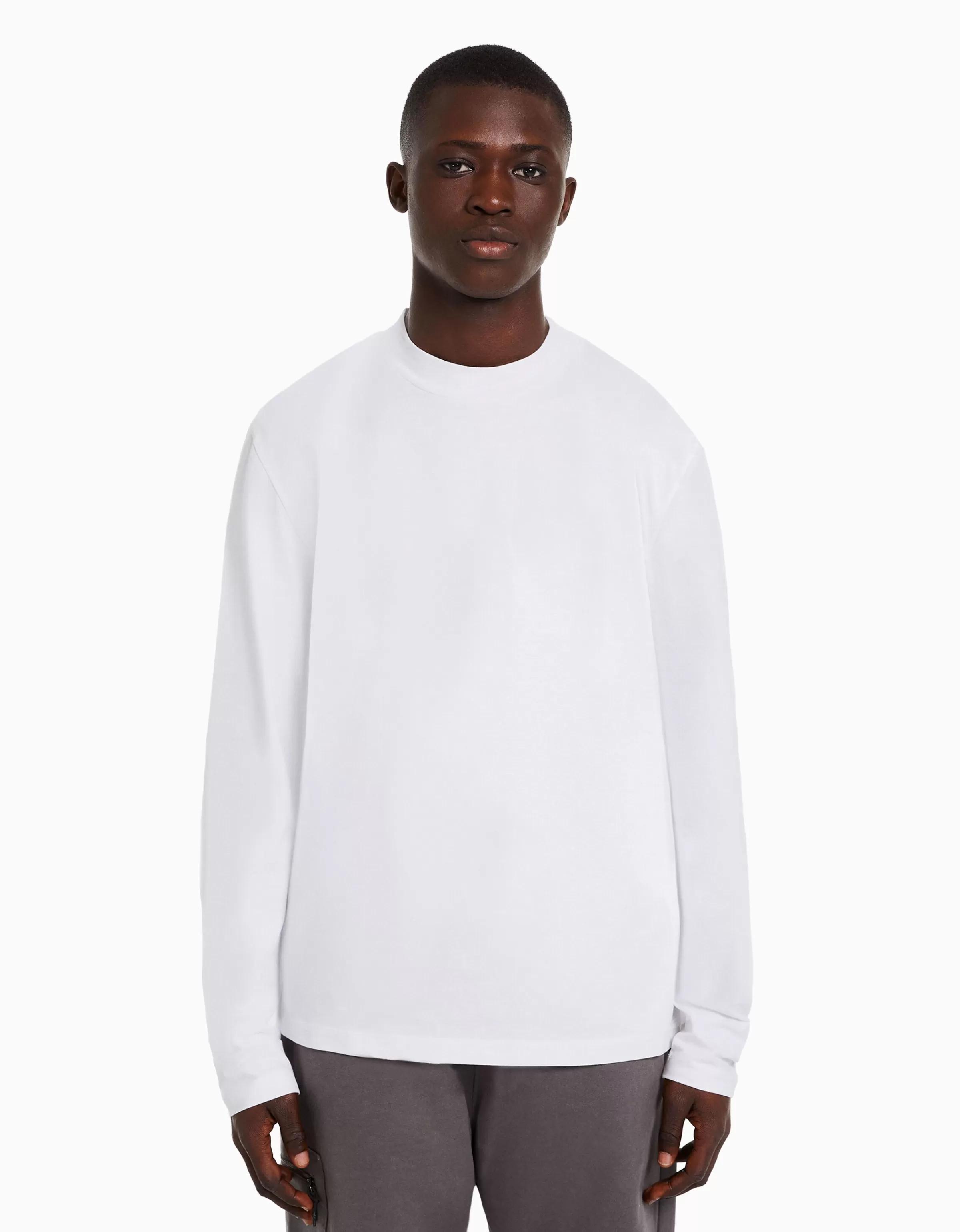 Maglia con maniche lunghe BERSHKA Vita Attiva - Collo alto in tessuto morbido, colore bianco naturale