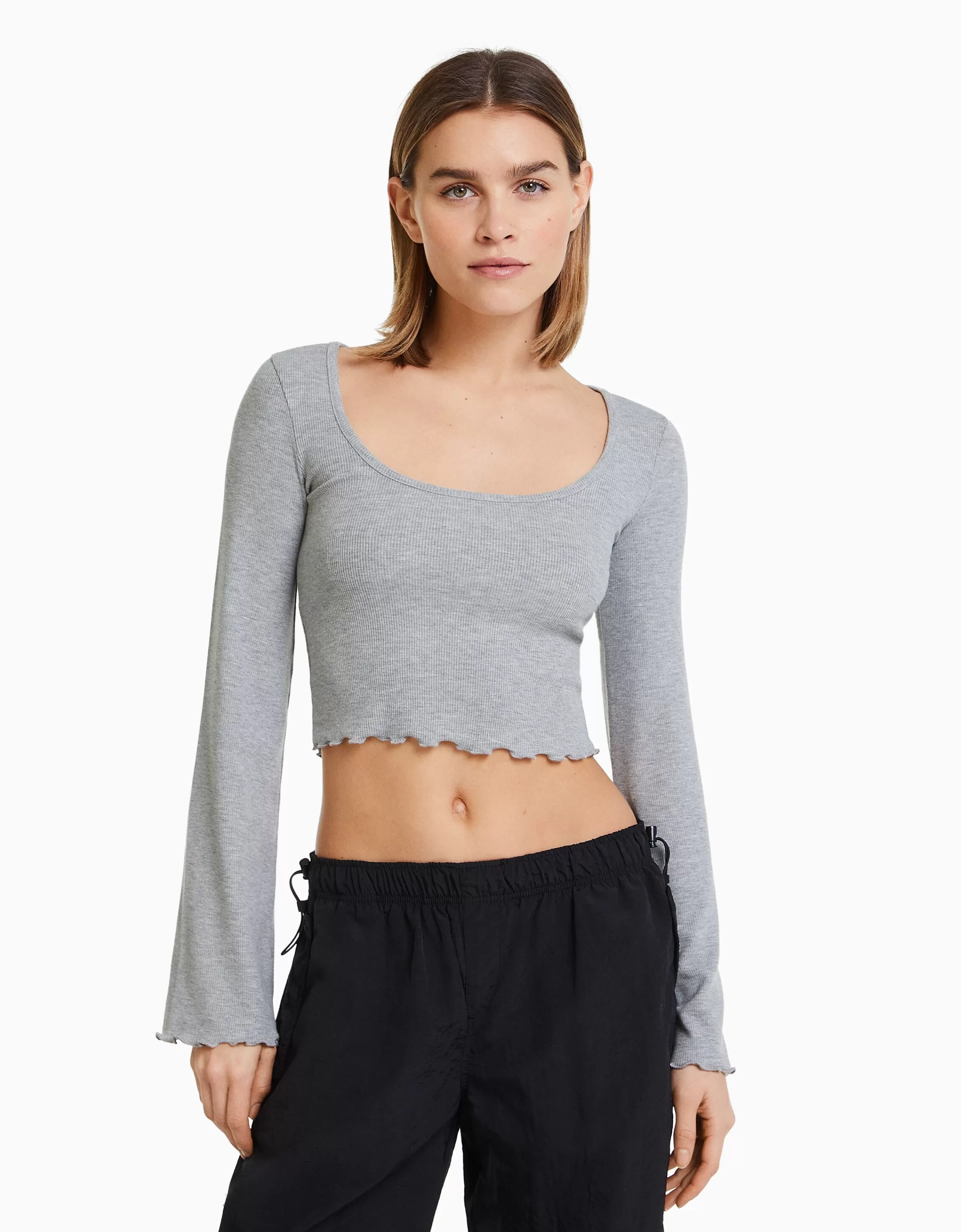 Maglietta Unisex con Collo Tondo Nero – Bershka Essential  
Maglietta Basica a Manica Lunga in Cotone Nero