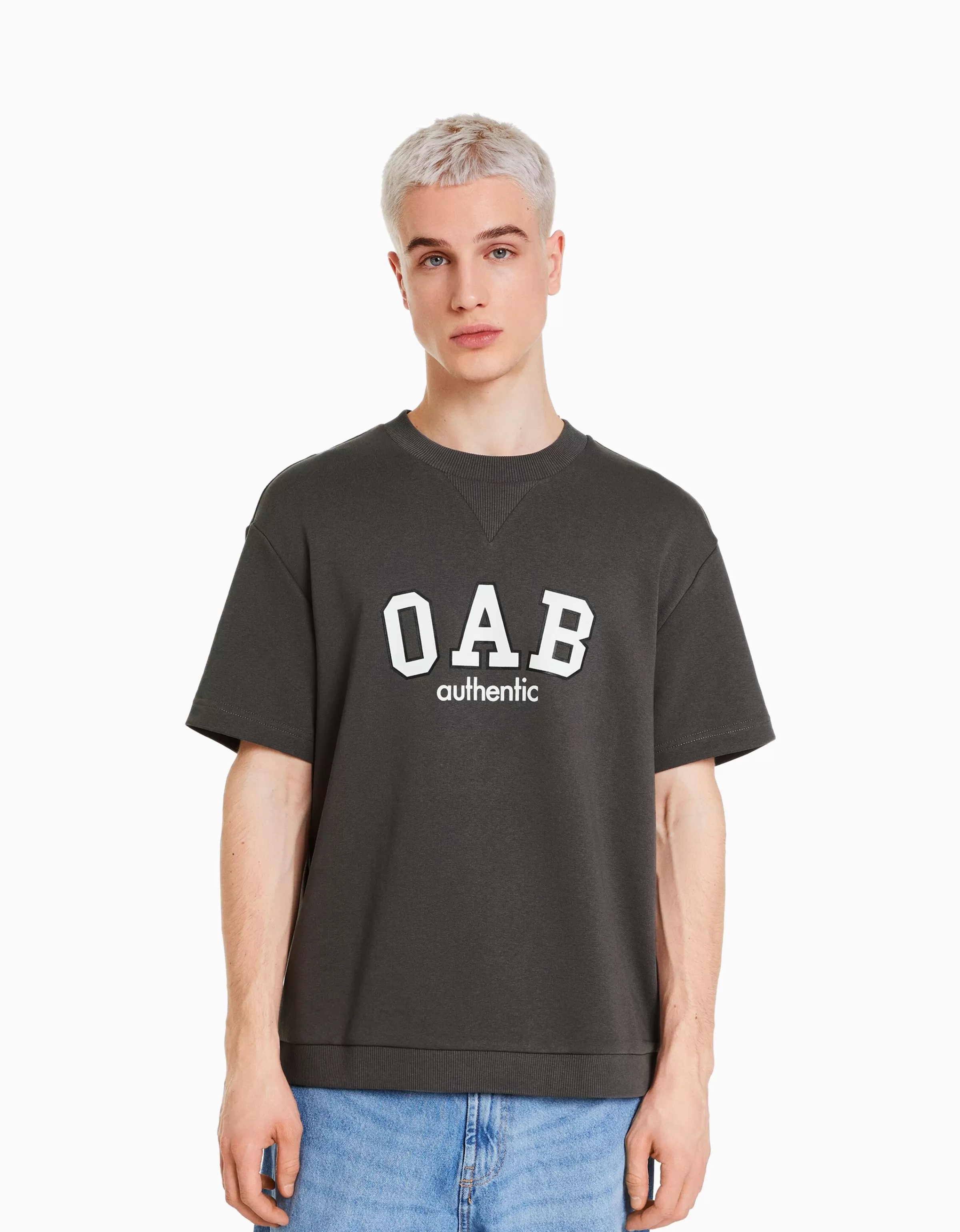 BERSHKA Maglietta casual in felpa con stampa college - Bianco sporco